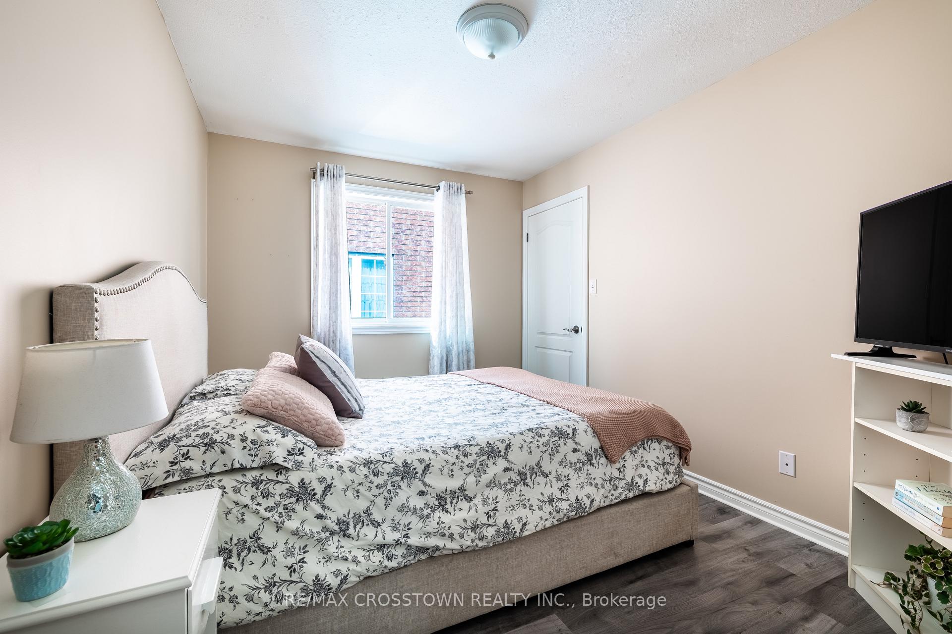 Photo 21 of 38 Crompton Drive, Barrie, Little Lake — HOMEH