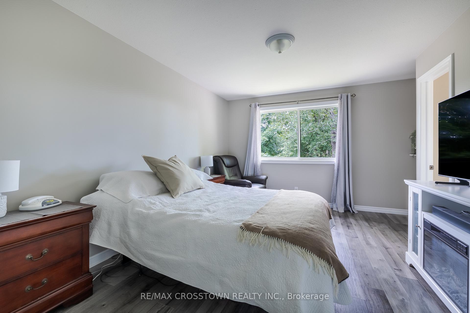 Photo 22 of 38 Crompton Drive, Barrie, Little Lake — HOMEH