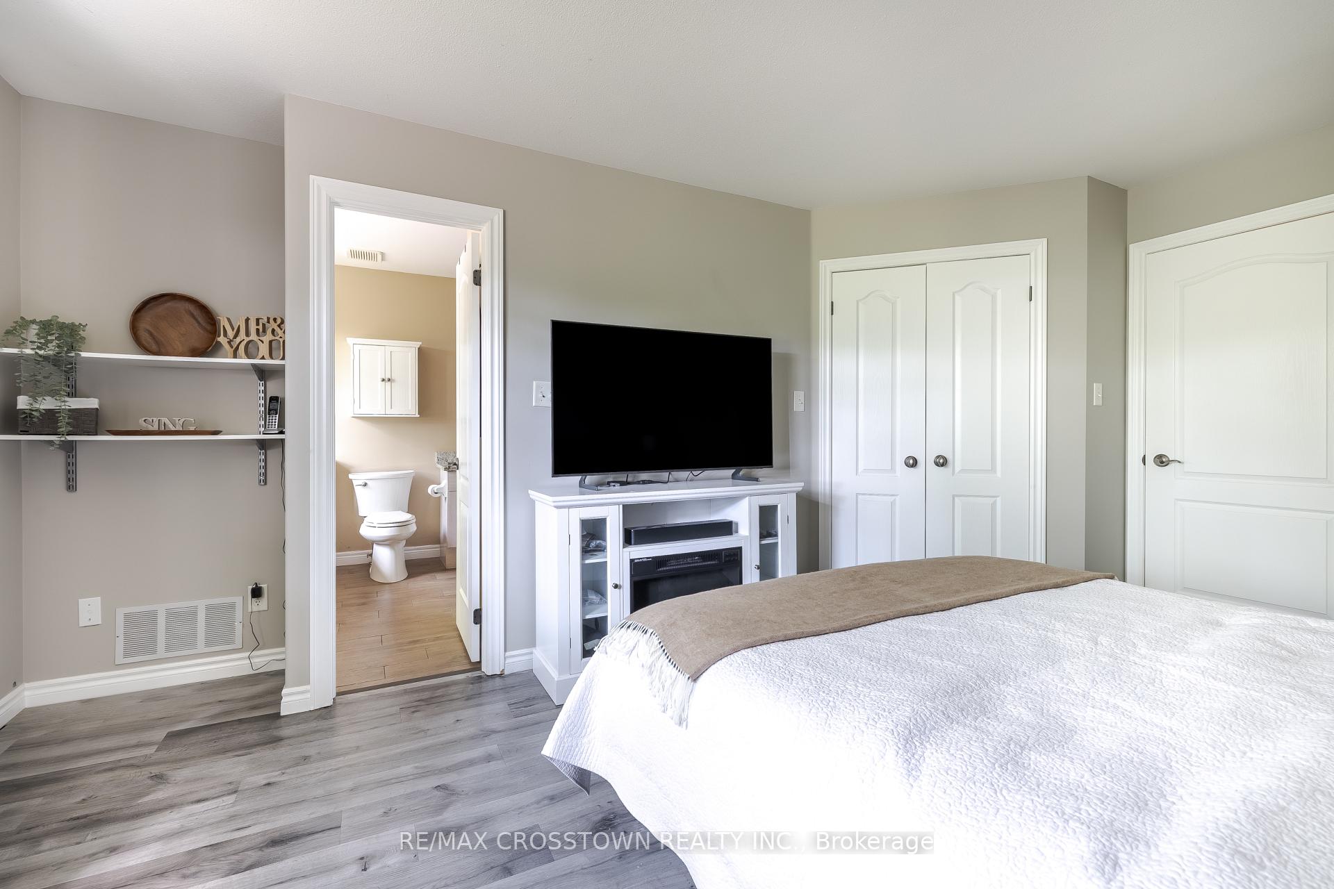 Photo 23 of 38 Crompton Drive, Barrie, Little Lake — HOMEH
