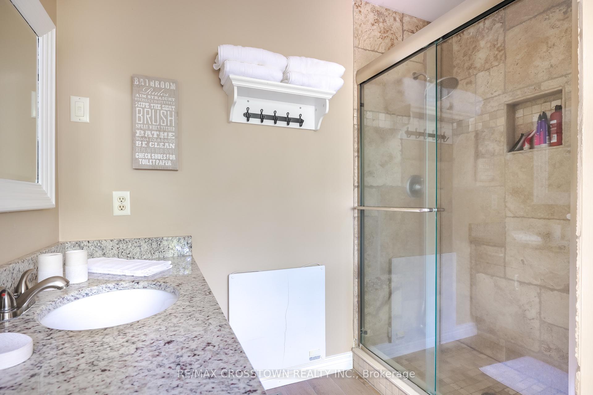 Photo 24 of 38 Crompton Drive, Barrie, Little Lake — HOMEH