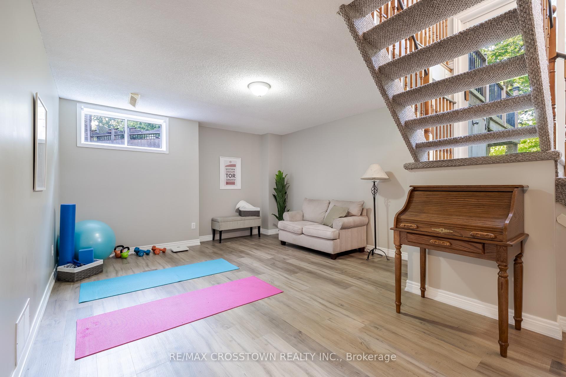 Photo 26 of 38 Crompton Drive, Barrie, Little Lake — HOMEH