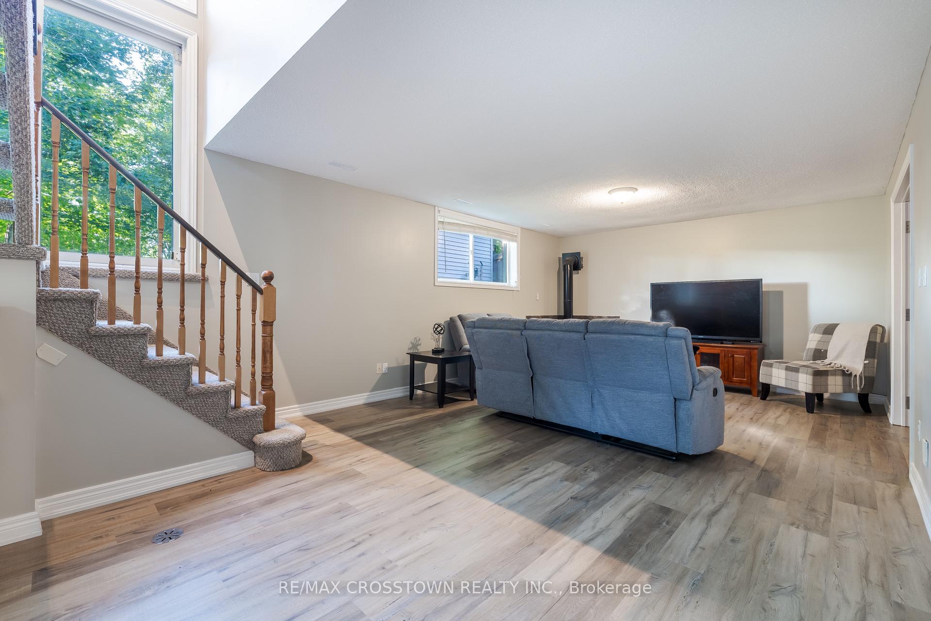 Photo 27 of 38 Crompton Drive, Barrie, Little Lake — HOMEH