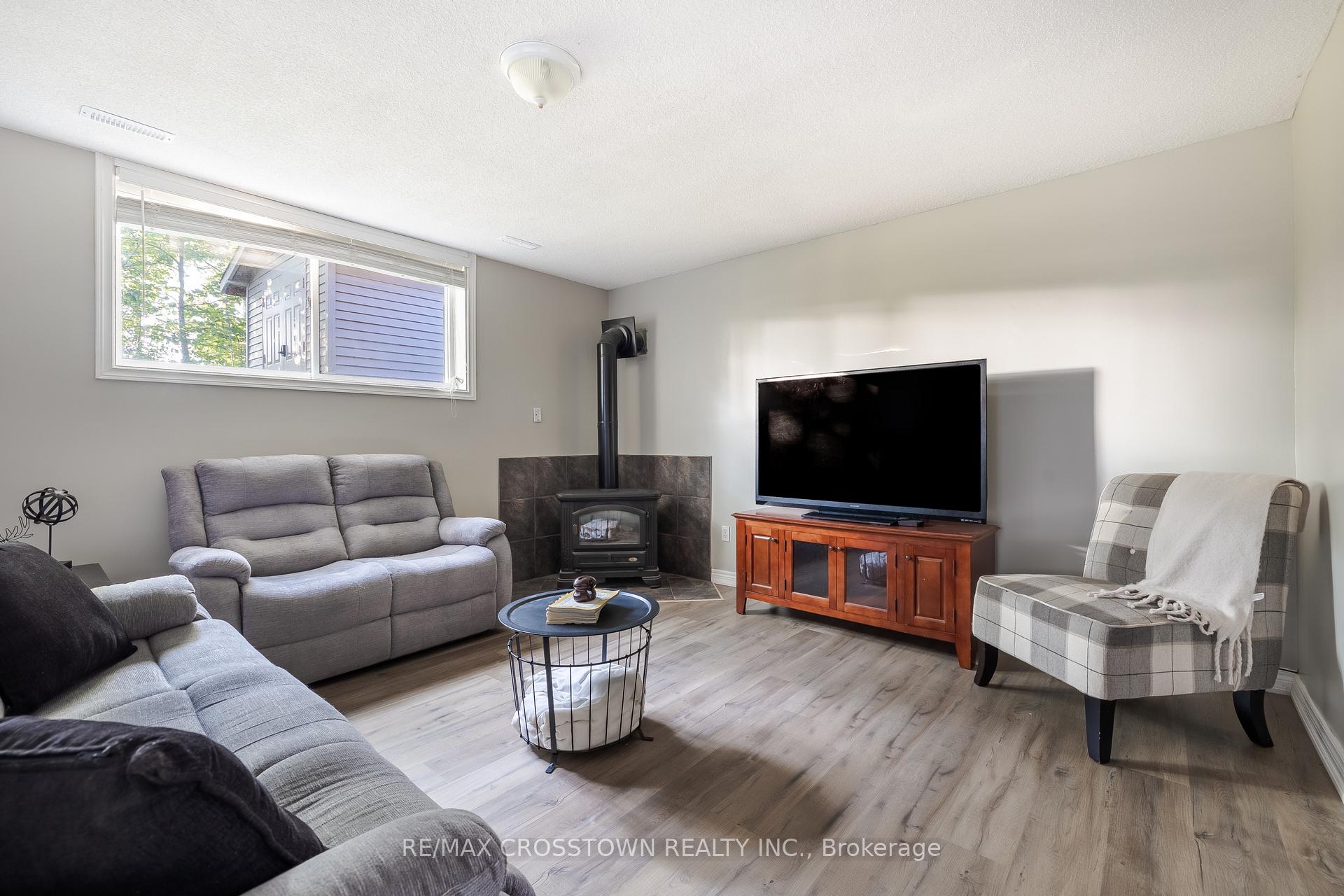 Photo 28 of 38 Crompton Drive, Barrie, Little Lake — HOMEH