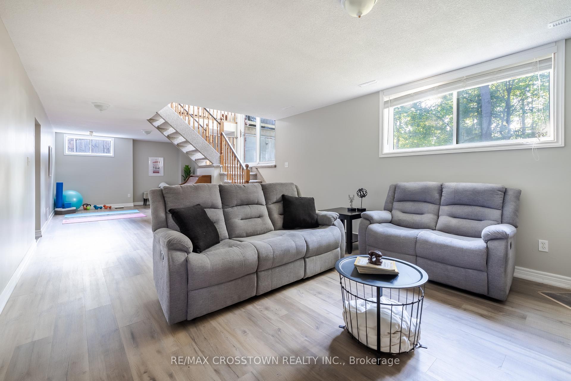 Photo 29 of 38 Crompton Drive, Barrie, Little Lake — HOMEH