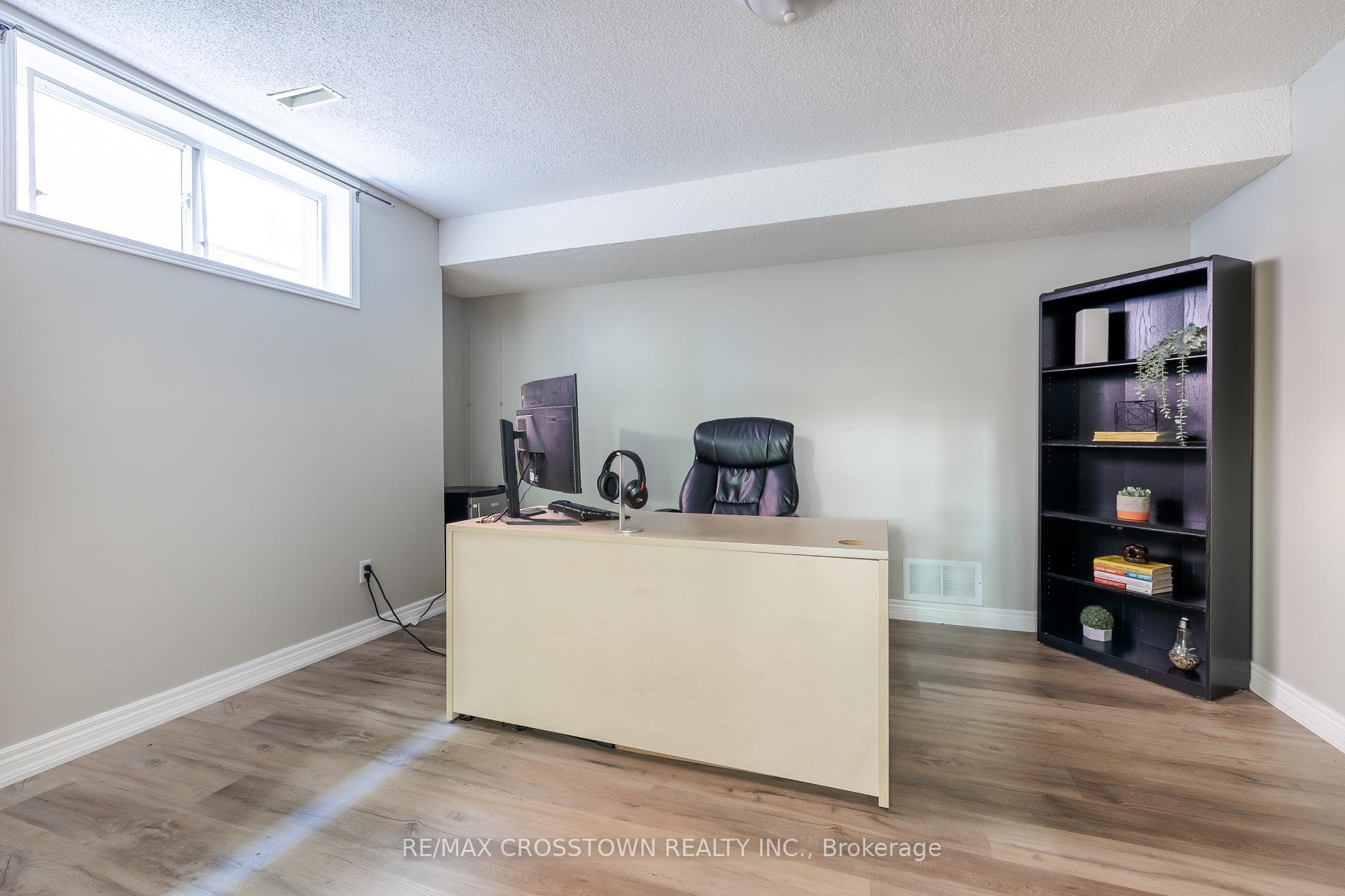 Photo 30 of 38 Crompton Drive, Barrie, Little Lake — HOMEH