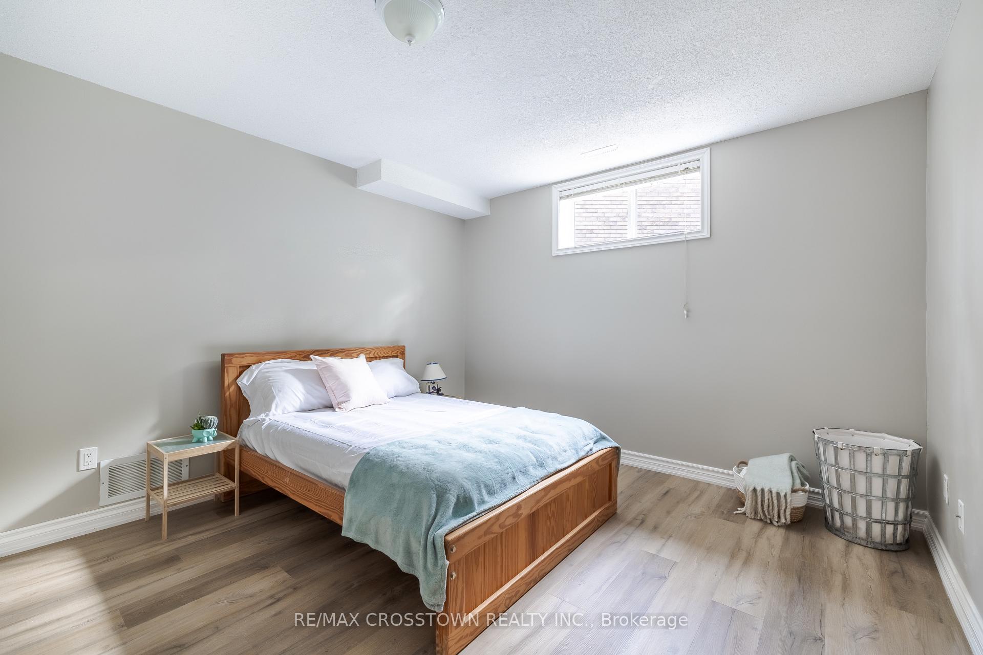 Photo 32 of 38 Crompton Drive, Barrie, Little Lake — HOMEH