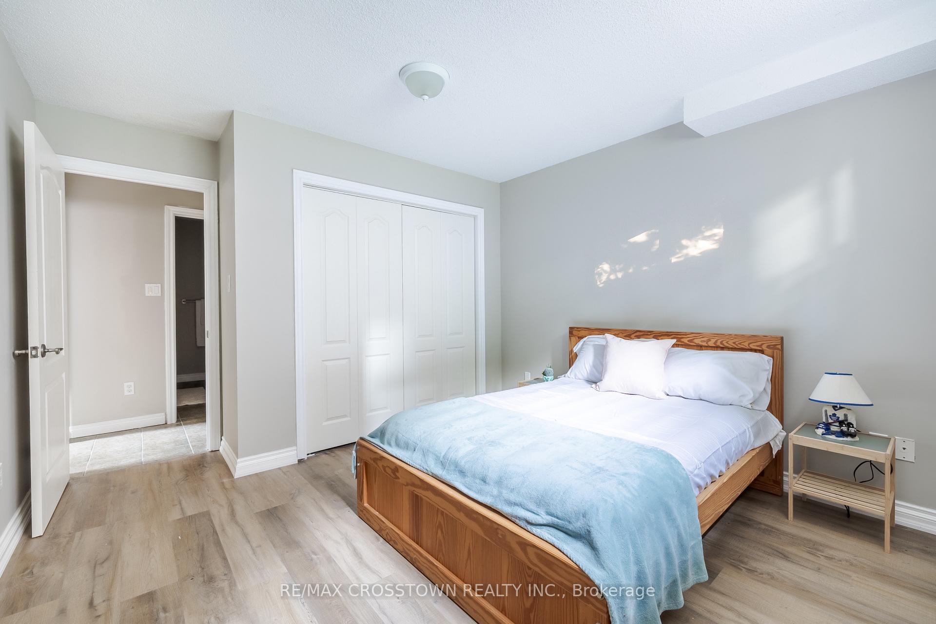 Photo 33 of 38 Crompton Drive, Barrie, Little Lake — HOMEH