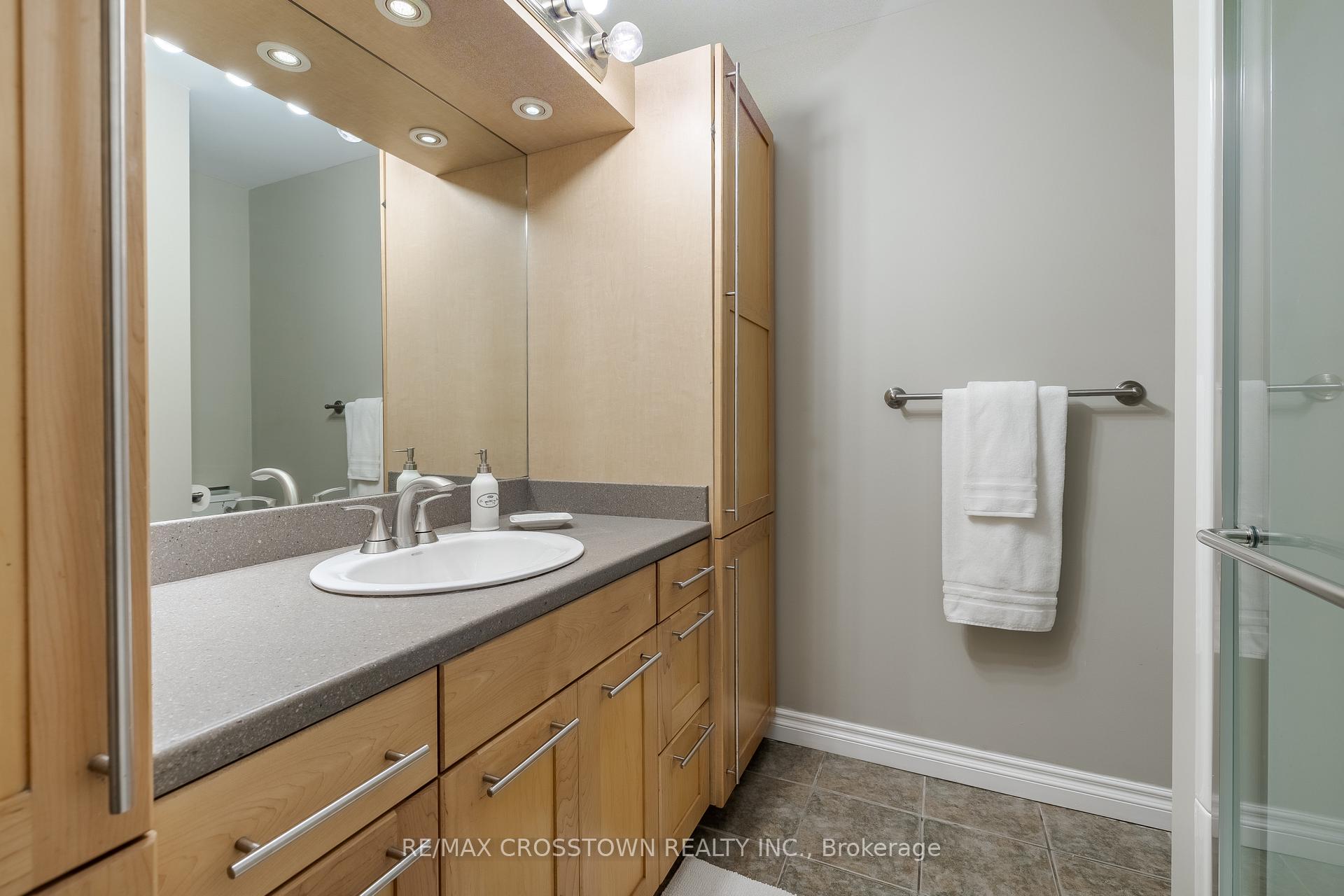 Photo 34 of 38 Crompton Drive, Barrie, Little Lake — HOMEH