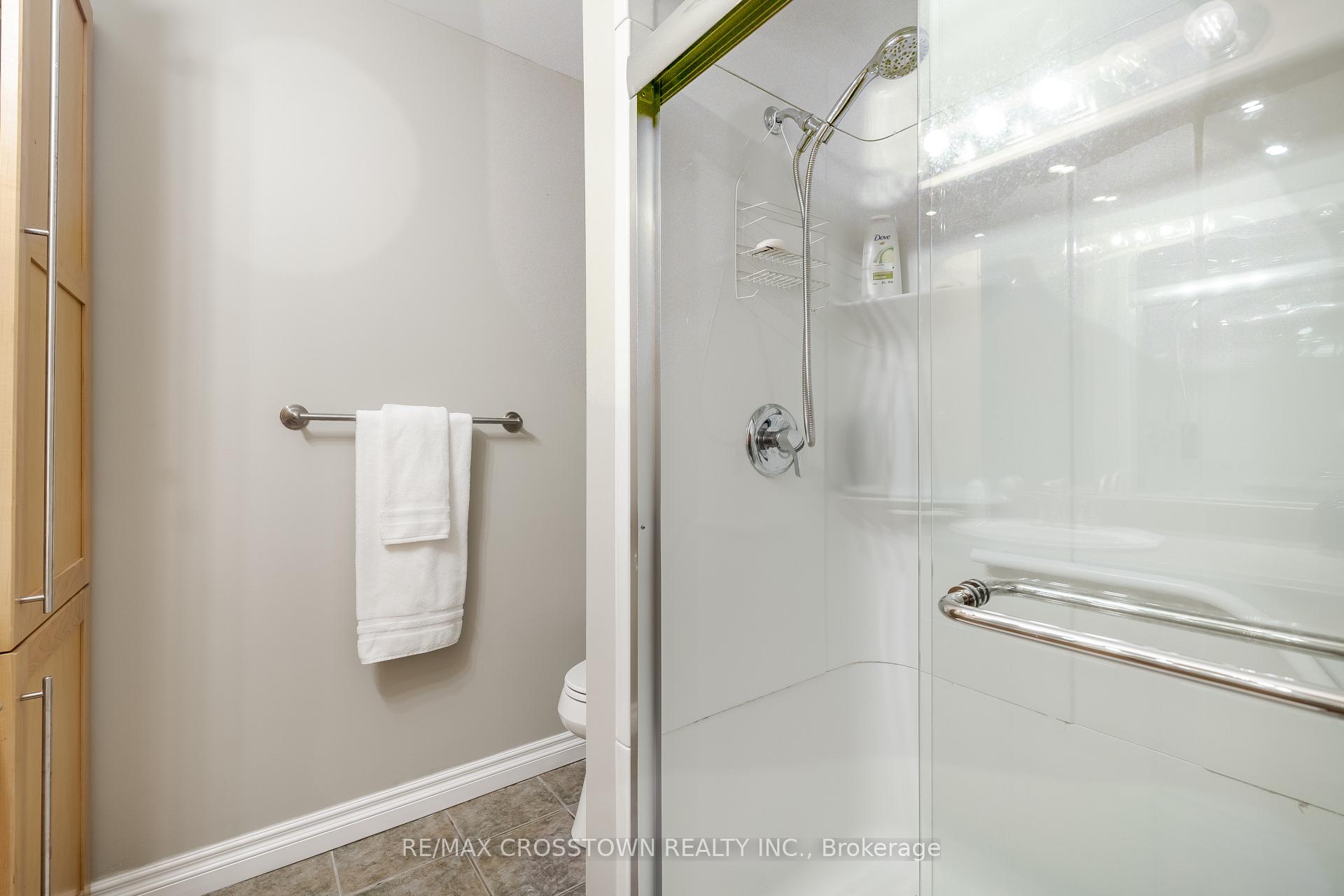 Photo 35 of 38 Crompton Drive, Barrie, Little Lake — HOMEH
