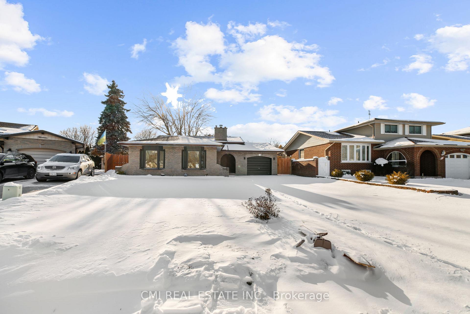 Front of 15 Bayshore Crescent