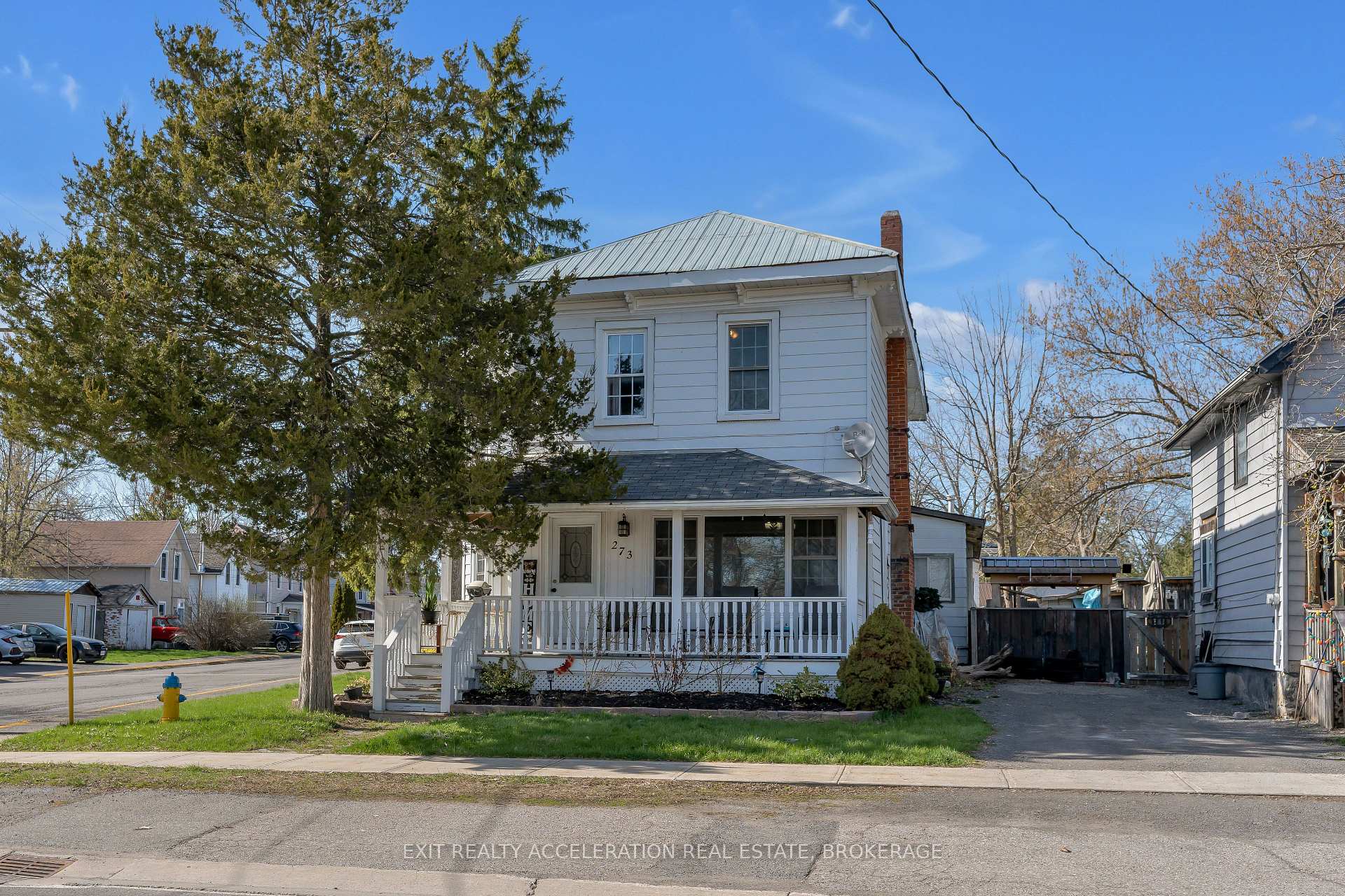 Front of 273 Dundas Street