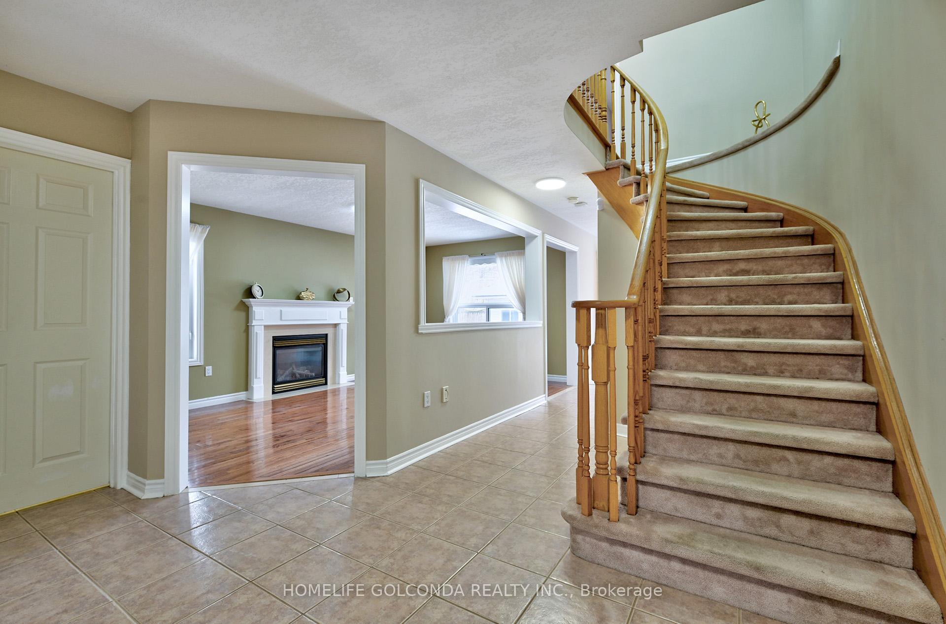 Photo 3 of 22 Carley Crescent, Barrie, Painswick South — HOMEH