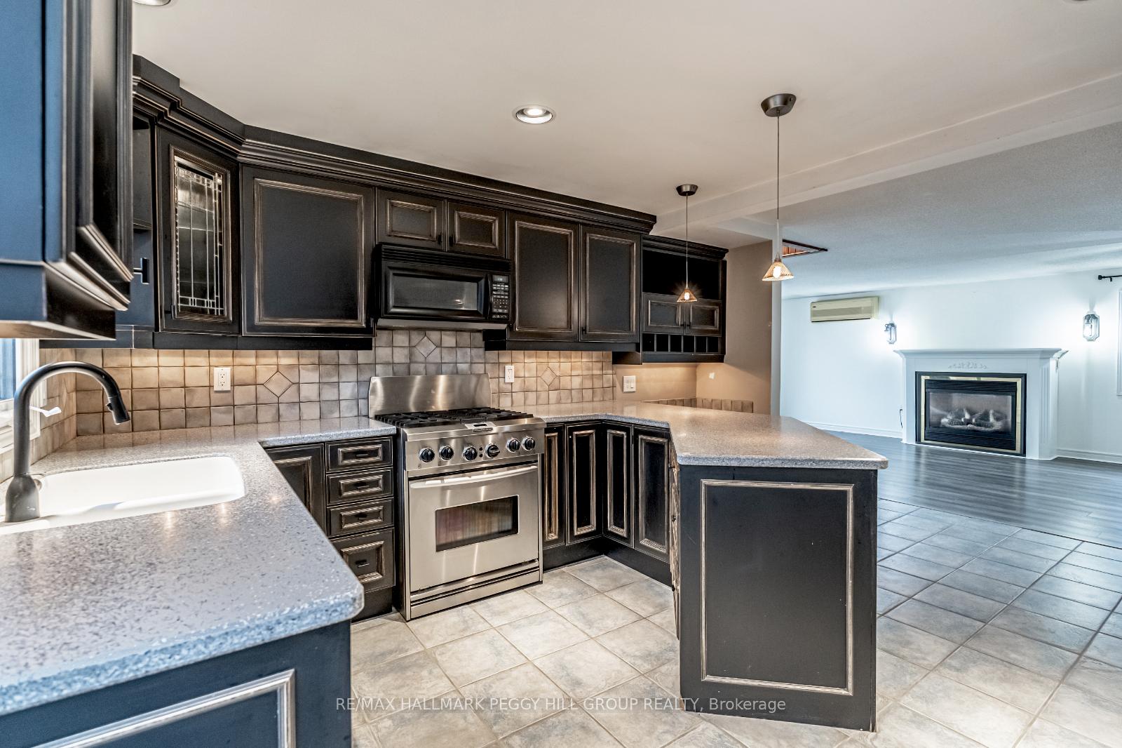Photo 4 of 136 Lillian Crescent, Barrie, Sunnidale — HOMEH