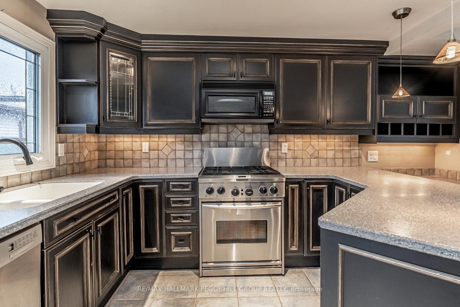 Photo 5 of 136 Lillian Crescent, Barrie, Sunnidale — HOMEH