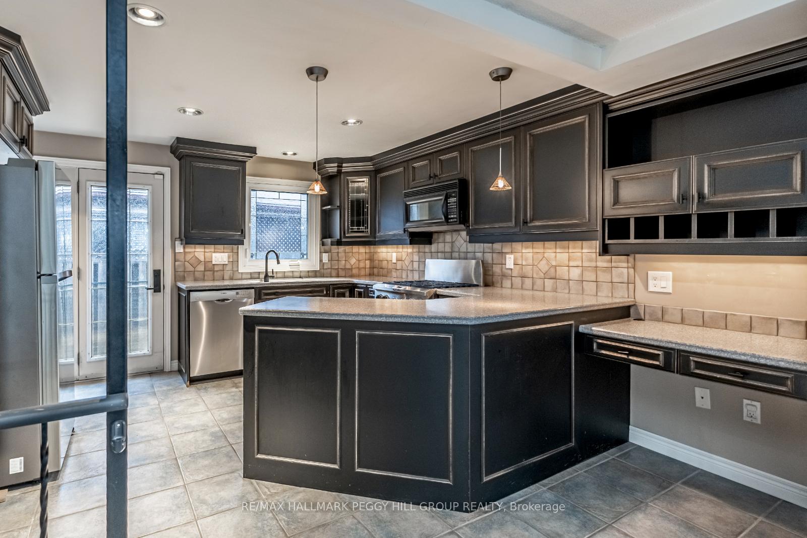 Photo 6 of 136 Lillian Crescent, Barrie, Sunnidale — HOMEH