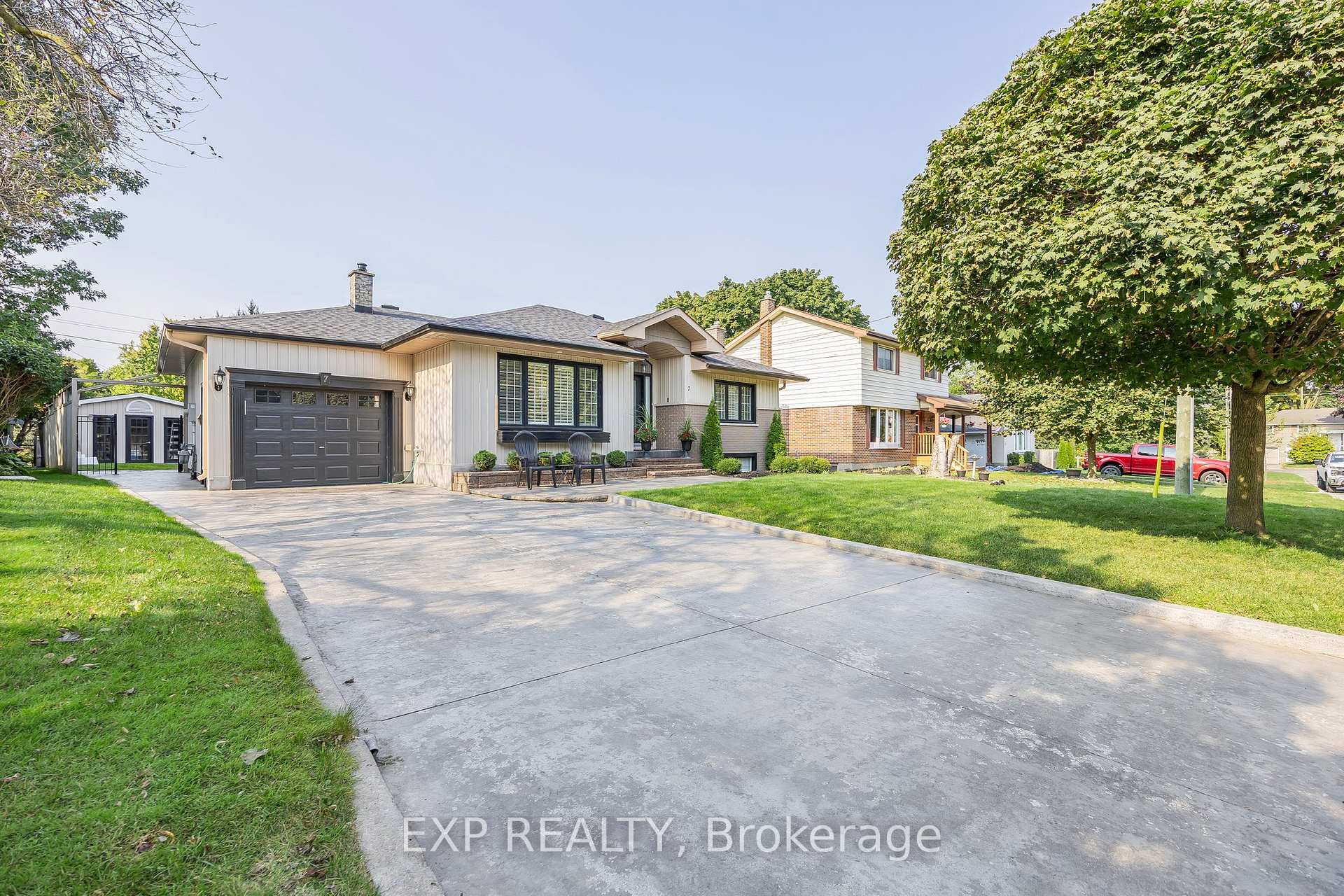 Photo 2 of 7 Howard Crescent, Barrie, Wellington — HOMEH