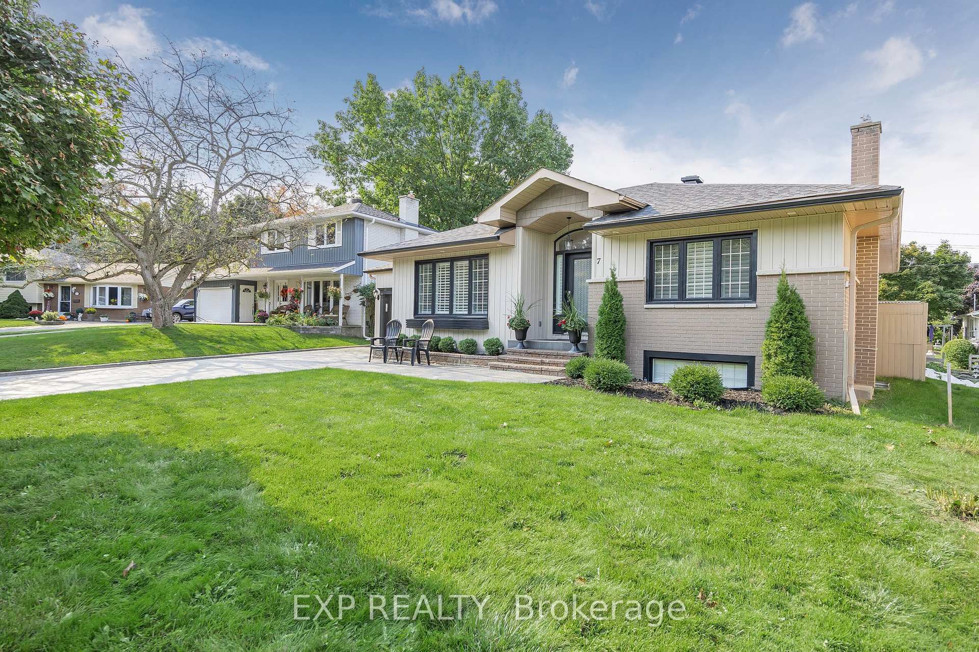 Photo 3 of 7 Howard Crescent, Barrie, Wellington — HOMEH
