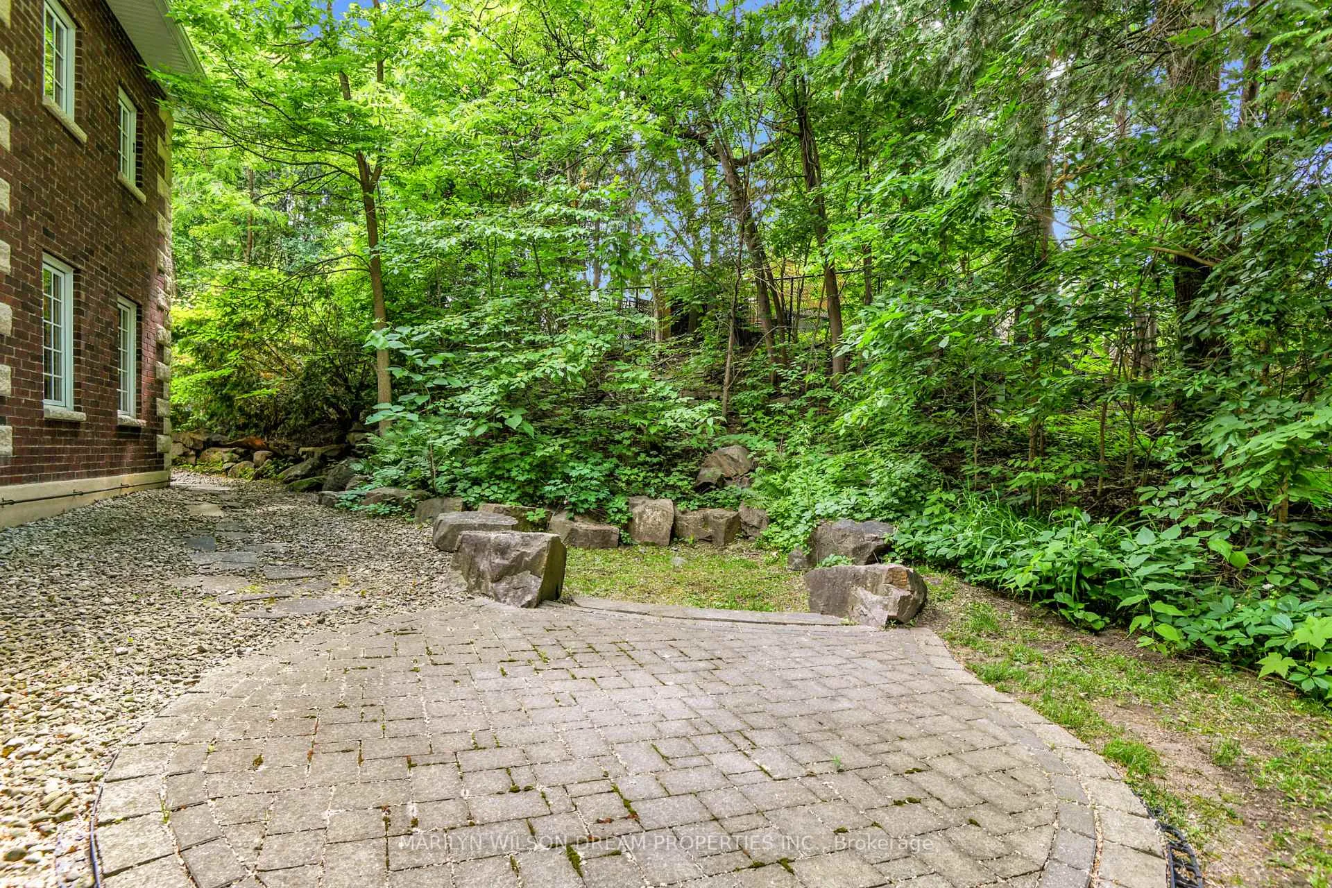 Photo 4 of 211 Northcote Place, Ottawa, Rockcliffe — HOMEH