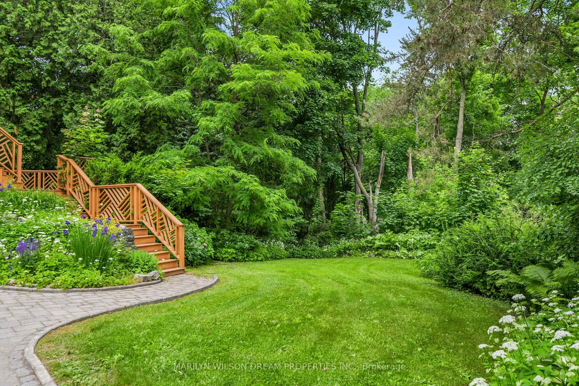 Photo 5 of 211 Northcote Place, Ottawa, Rockcliffe — HOMEH