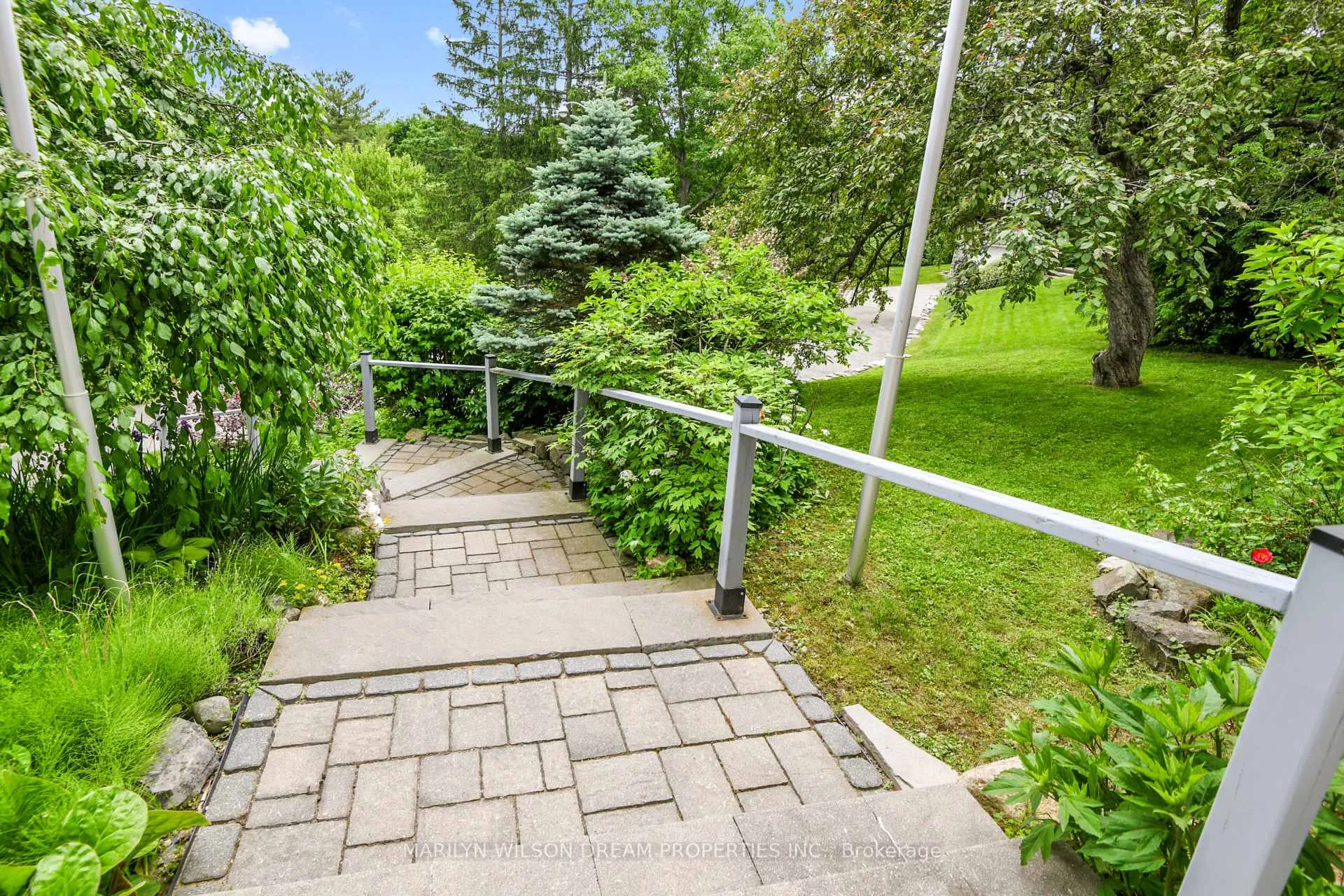 Photo 6 of 211 Northcote Place, Ottawa, Rockcliffe — HOMEH