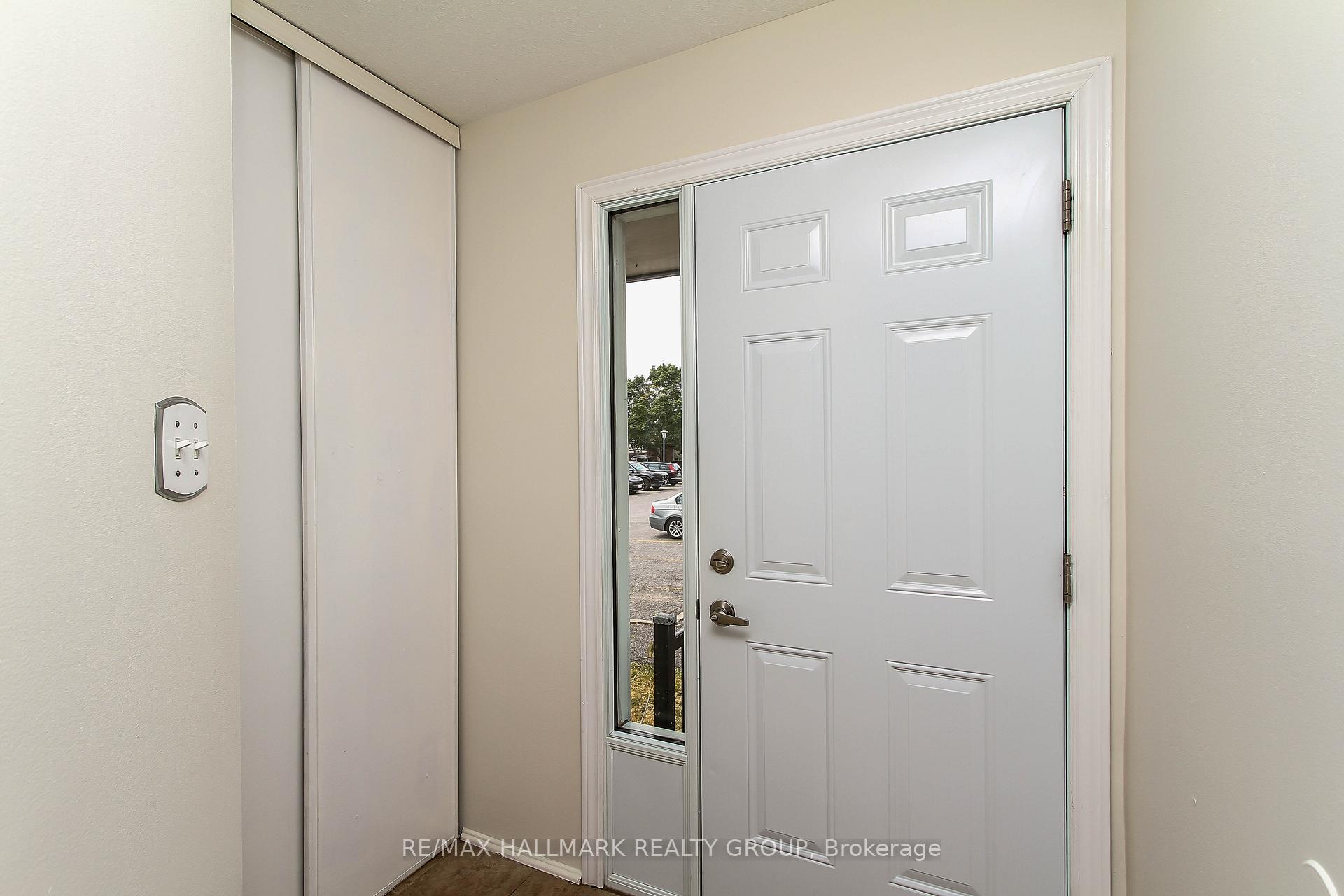 Photo 2 of 1800 Stonehenge Crescent, Ottawa, Pineview — HOMEH