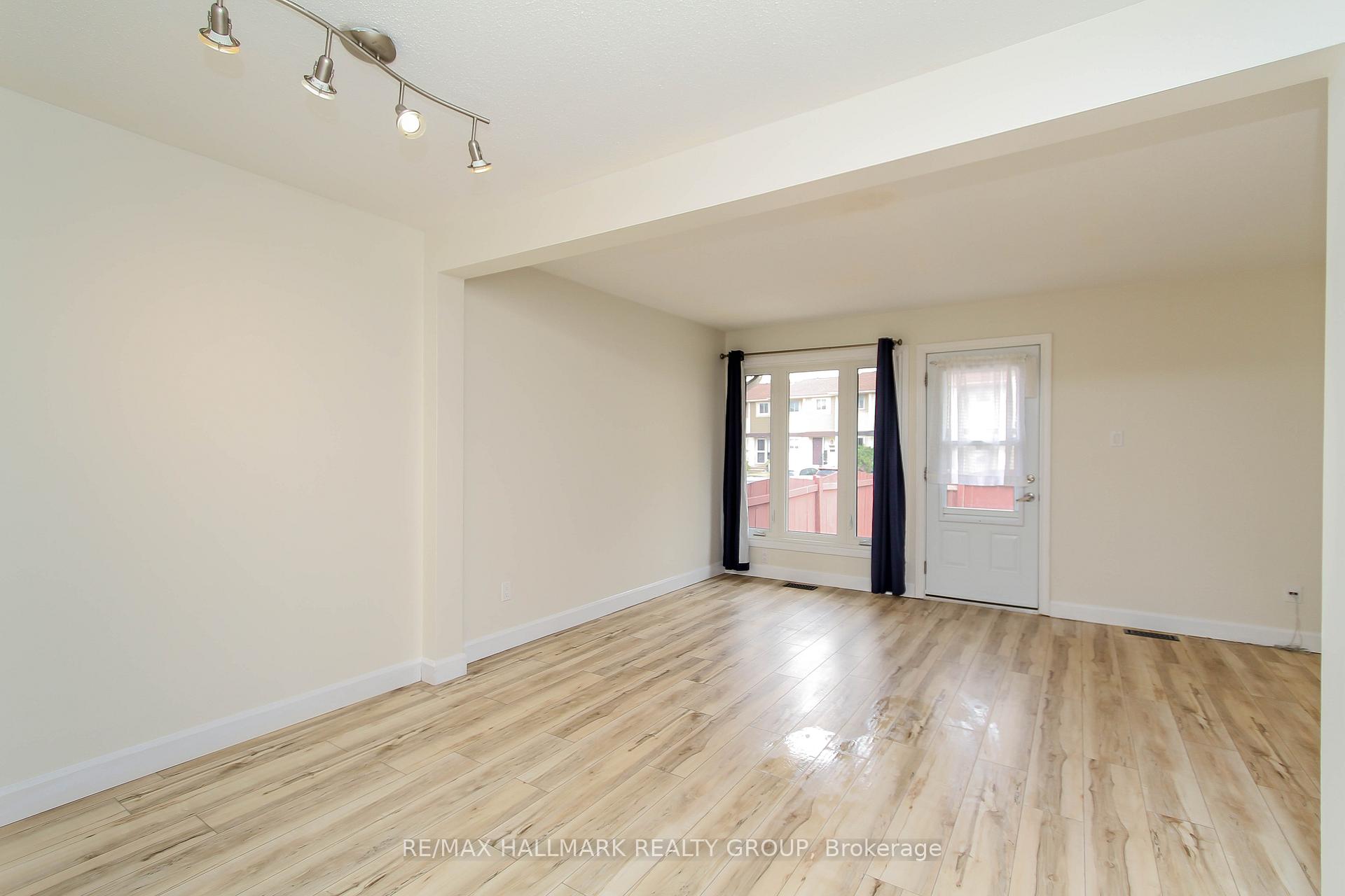 Photo 3 of 1800 Stonehenge Crescent, Ottawa, Pineview — HOMEH