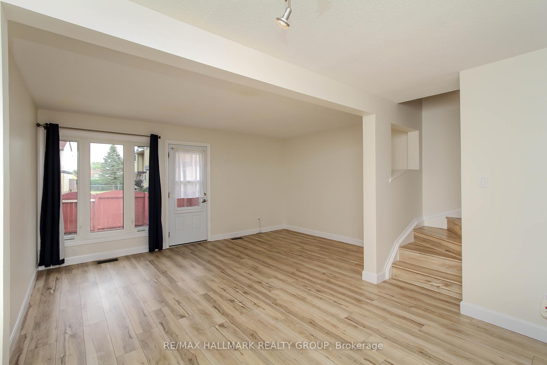 Photo 8 of 1800 Stonehenge Crescent, Ottawa, Pineview — HOMEH