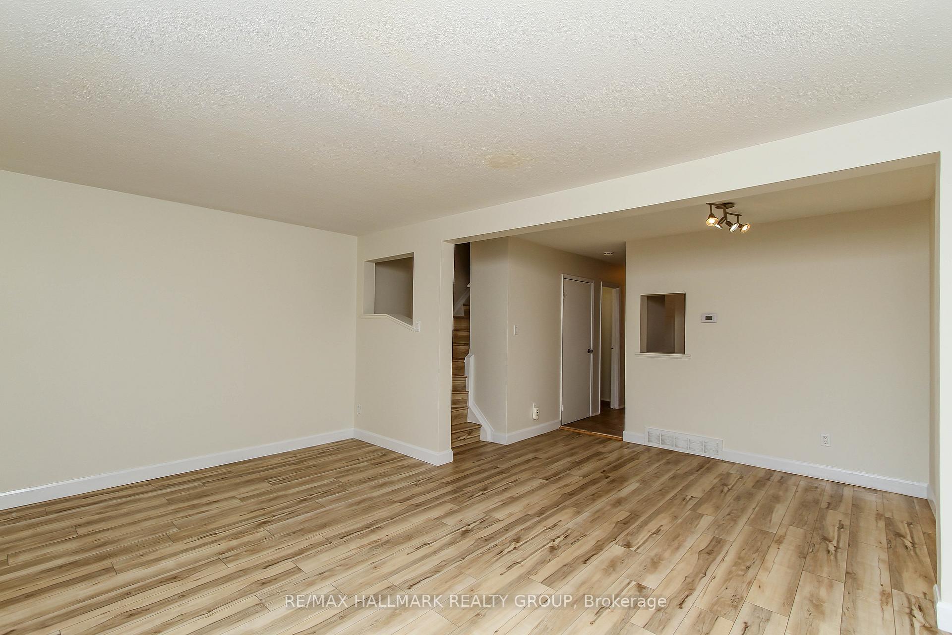 Photo 4 of 1800 Stonehenge Crescent, Ottawa, Pineview — HOMEH
