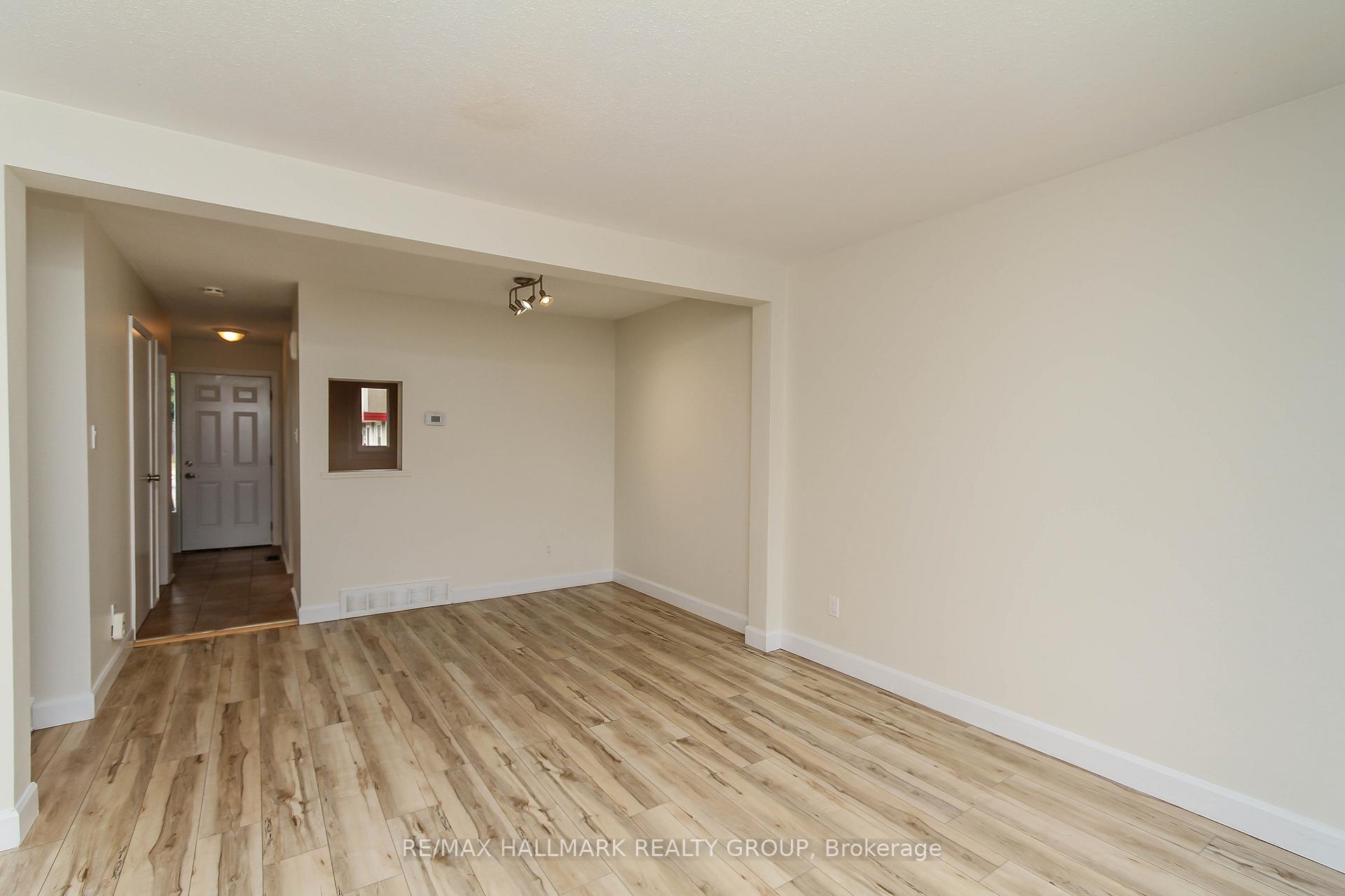 Photo 5 of 1800 Stonehenge Crescent, Ottawa, Pineview — HOMEH