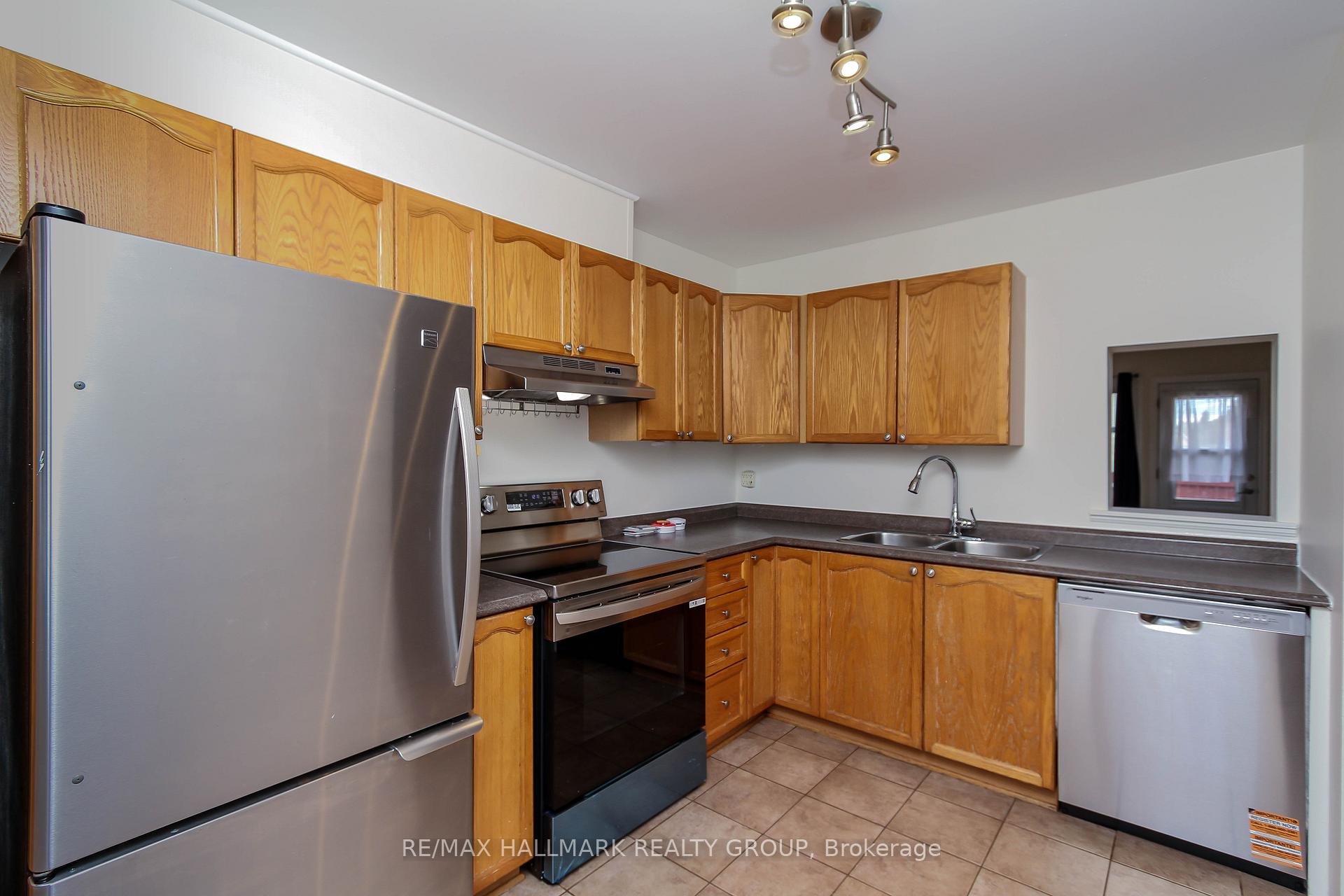 Photo 7 of 1800 Stonehenge Crescent, Ottawa, Pineview — HOMEH