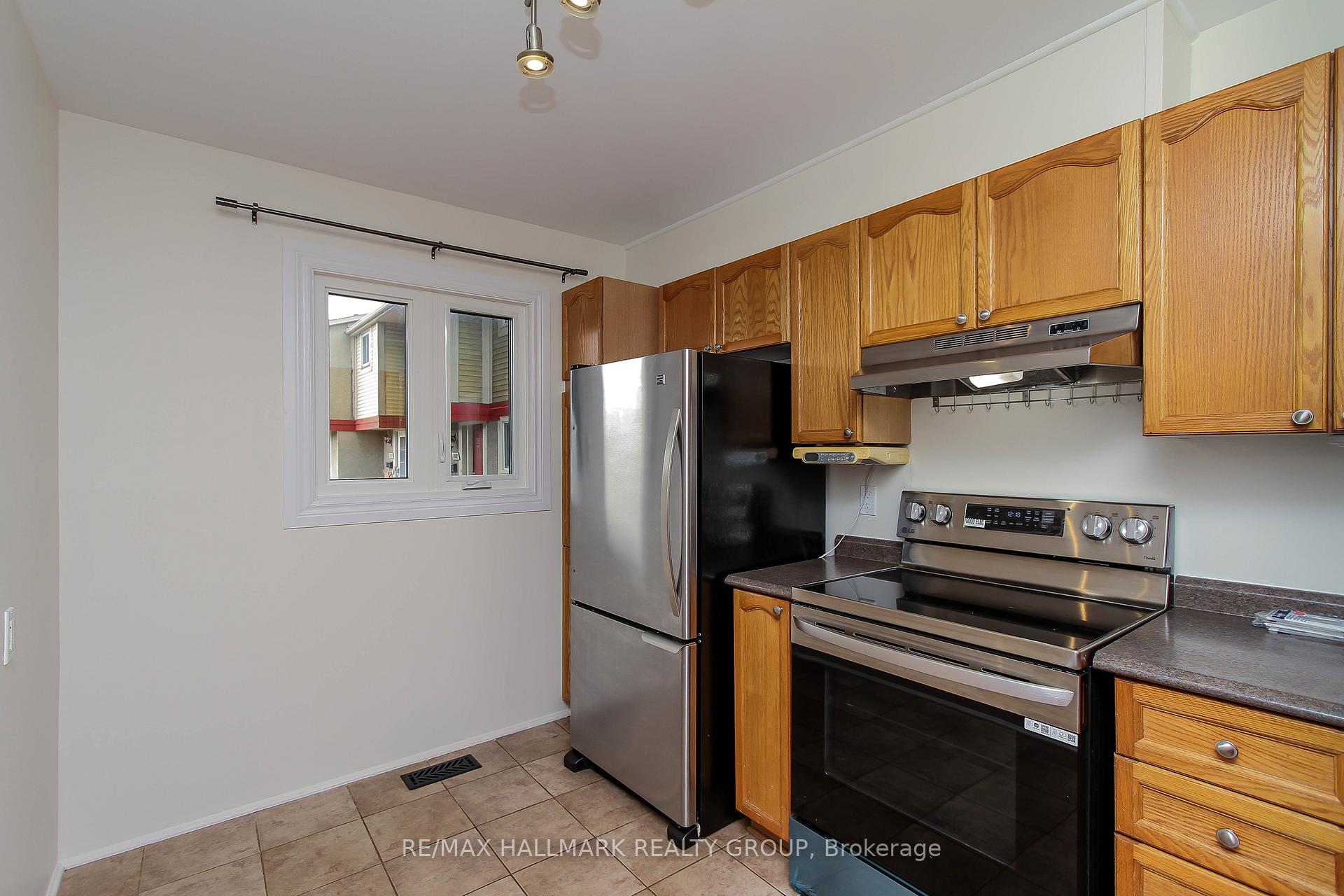 Photo 6 of 1800 Stonehenge Crescent, Ottawa, Pineview — HOMEH