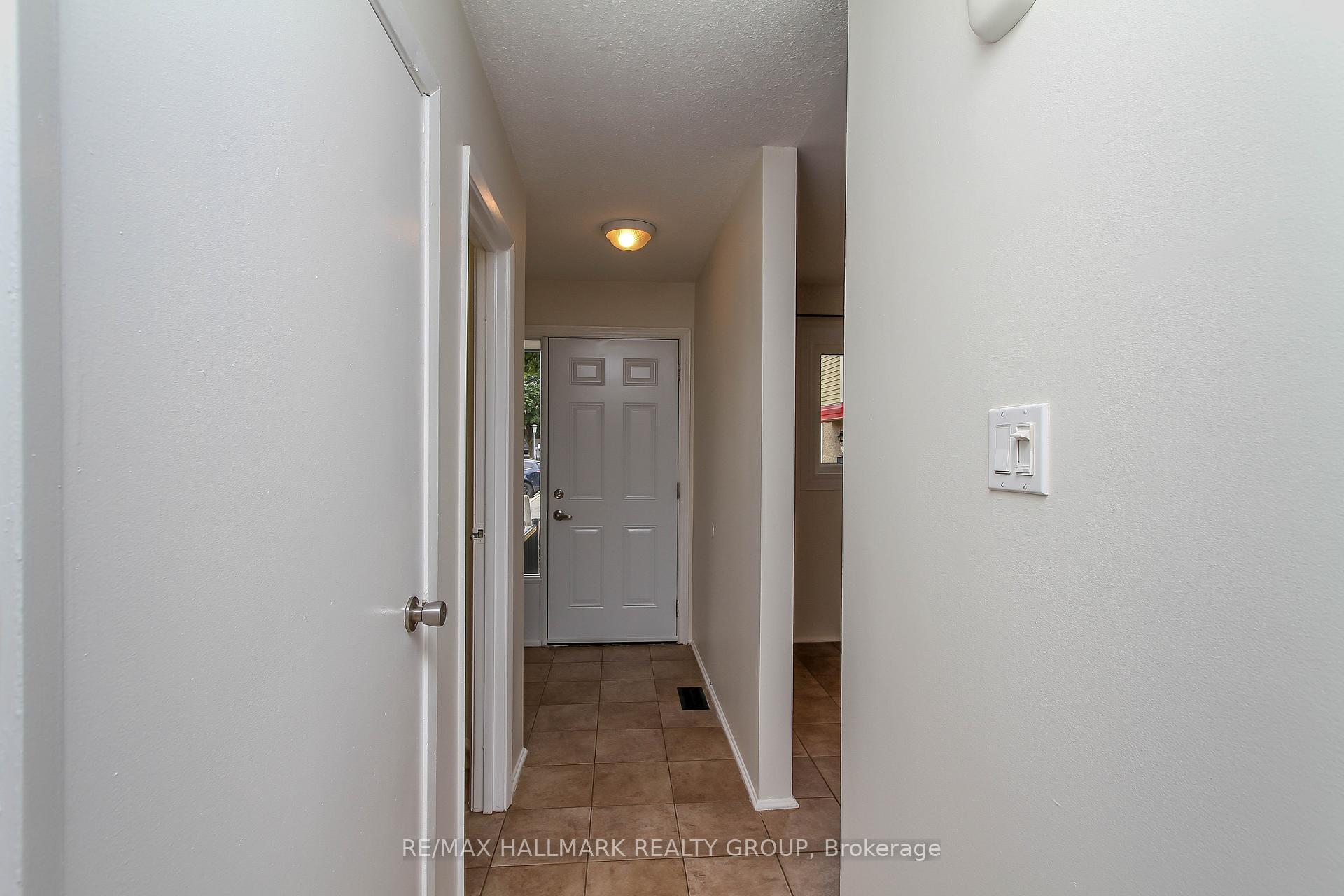 Photo 12 of 1800 Stonehenge Crescent, Ottawa, Pineview — HOMEH