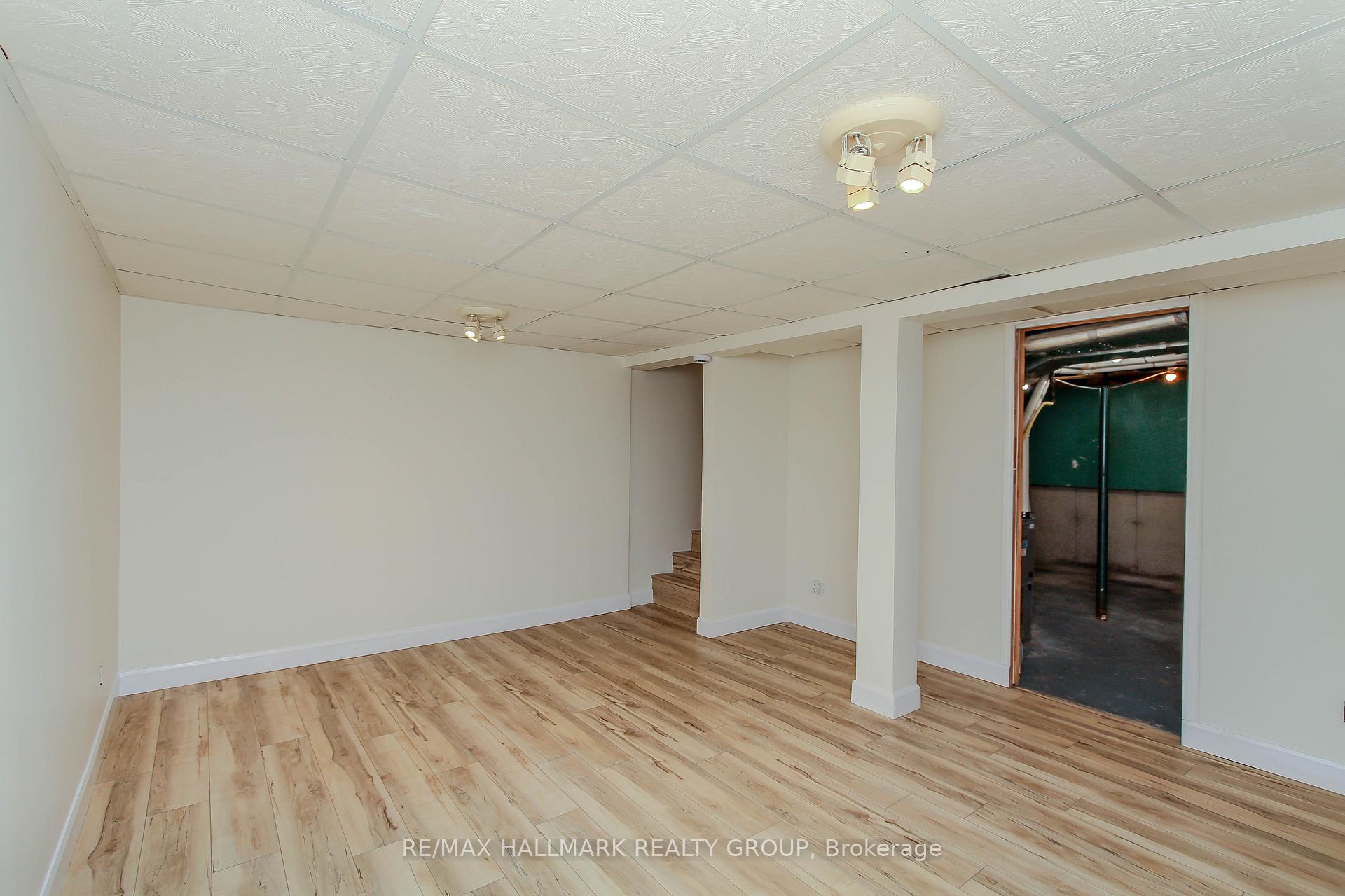 Photo 23 of 1800 Stonehenge Crescent, Ottawa, Pineview — HOMEH