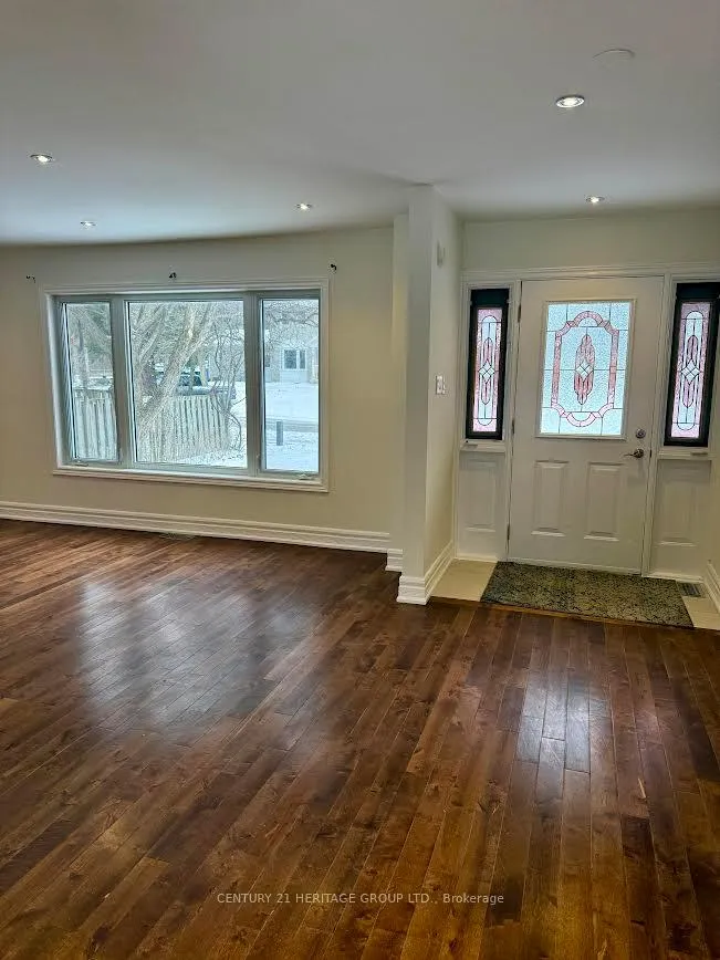 Photo 2 of 913 Jacarandah Drive, Newmarket, Huron Heights-Leslie Valley — HOMEH