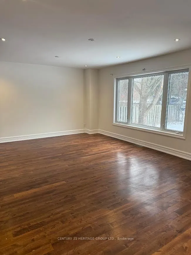Photo 3 of 913 Jacarandah Drive, Newmarket, Huron Heights-Leslie Valley — HOMEH