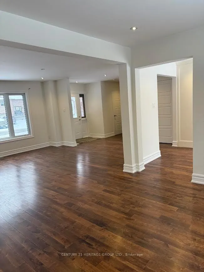 Photo 4 of 913 Jacarandah Drive, Newmarket, Huron Heights-Leslie Valley — HOMEH