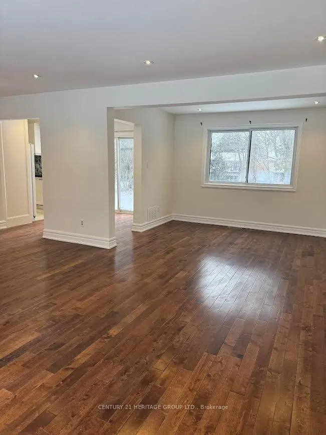 Photo 5 of 913 Jacarandah Drive, Newmarket, Huron Heights-Leslie Valley — HOMEH