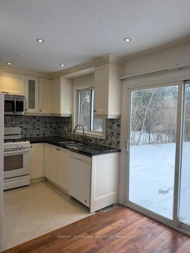 Photo 8 of 913 Jacarandah Drive, Newmarket, Huron Heights-Leslie Valley — HOMEH