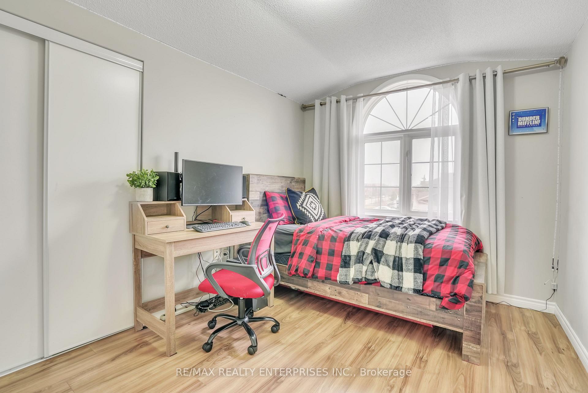 Photo 5 of 28 Sun King Crescent, Barrie, Innis-Shore — HOMEH