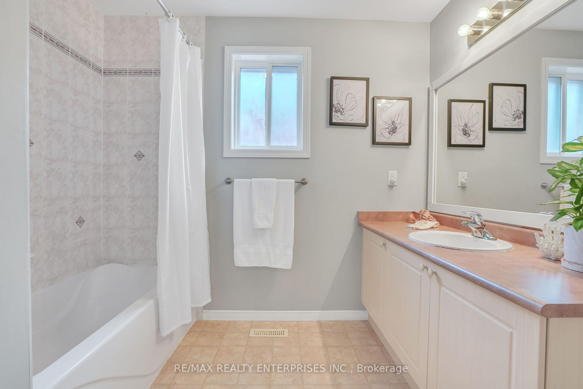 Photo 6 of 28 Sun King Crescent, Barrie, Innis-Shore — HOMEH
