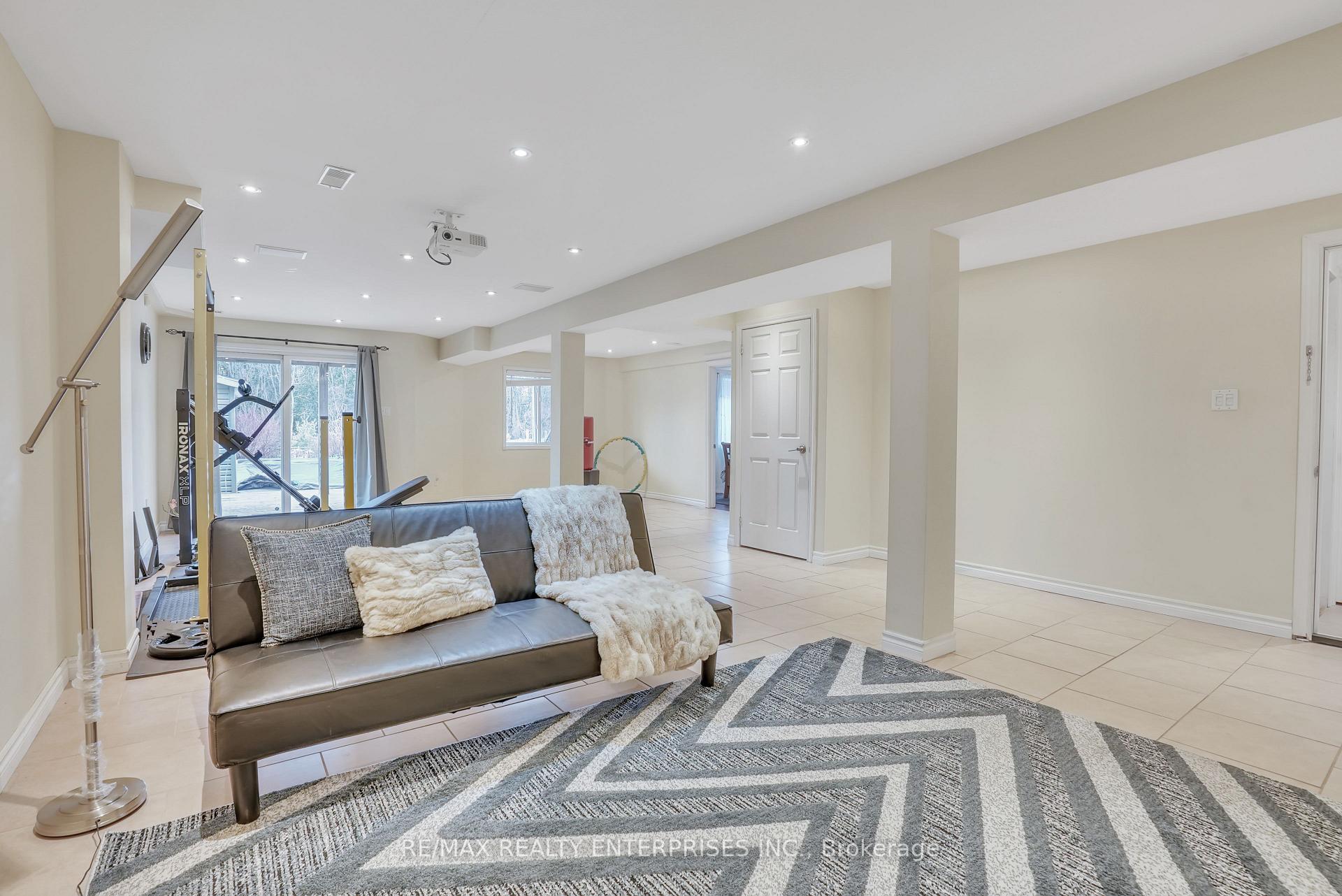 Photo 7 of 28 Sun King Crescent, Barrie, Innis-Shore — HOMEH