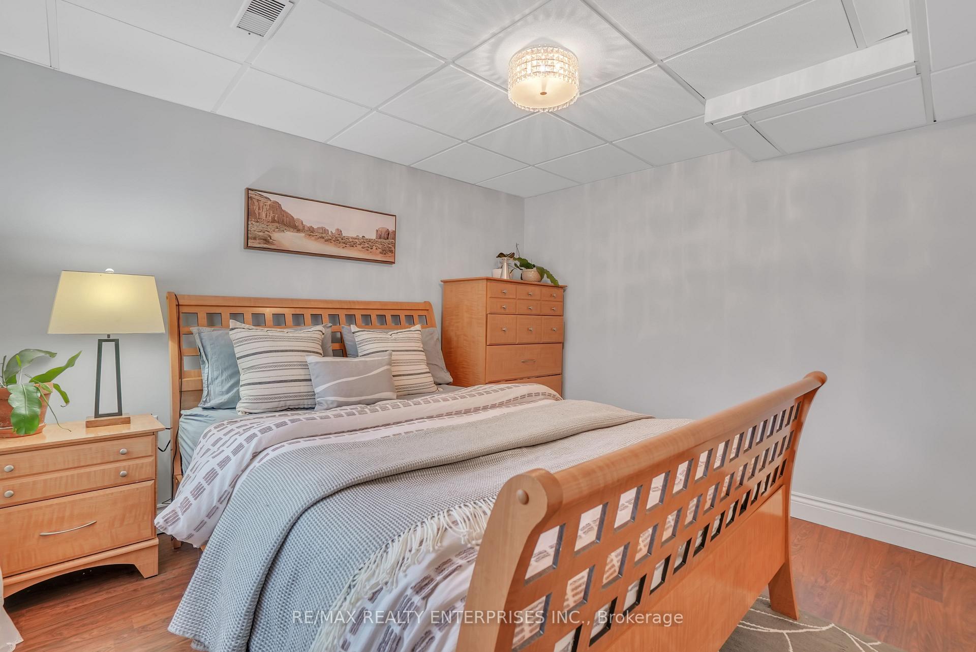 Photo 10 of 28 Sun King Crescent, Barrie, Innis-Shore — HOMEH