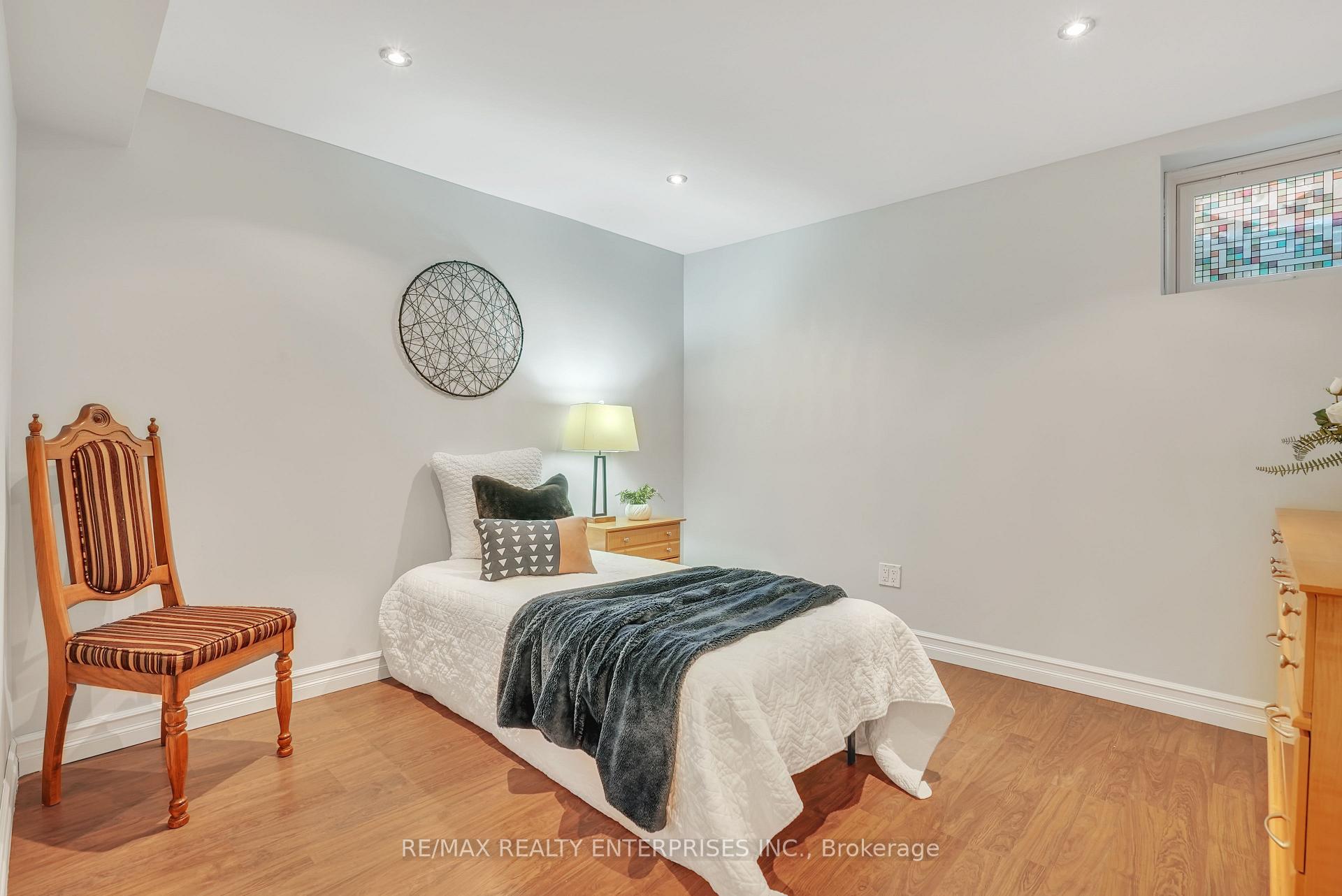 Photo 11 of 28 Sun King Crescent, Barrie, Innis-Shore — HOMEH
