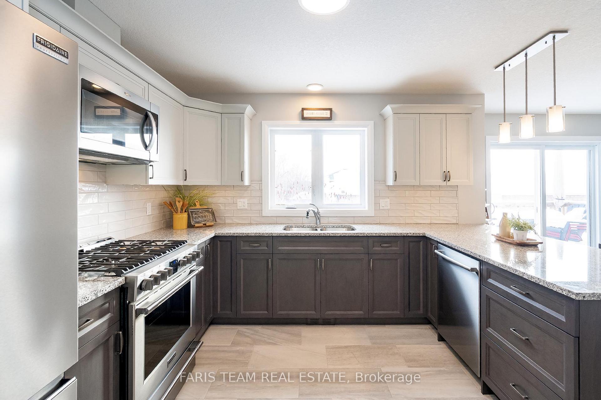 Photo 3 of 317 Edgehill Drive, Barrie, Edgehill Drive — HOMEH