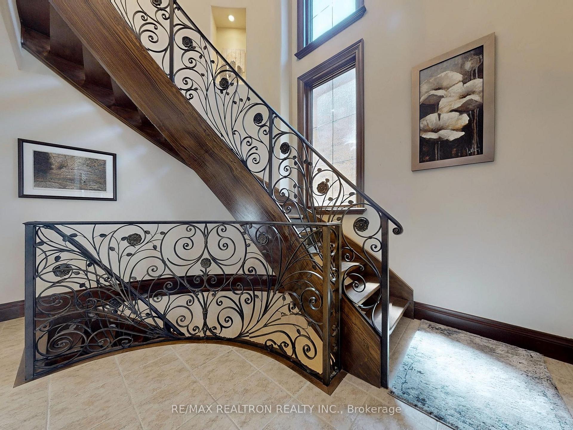 Photo 3 of 35 Kempenfelt Drive, Barrie, City Centre — HOMEH
