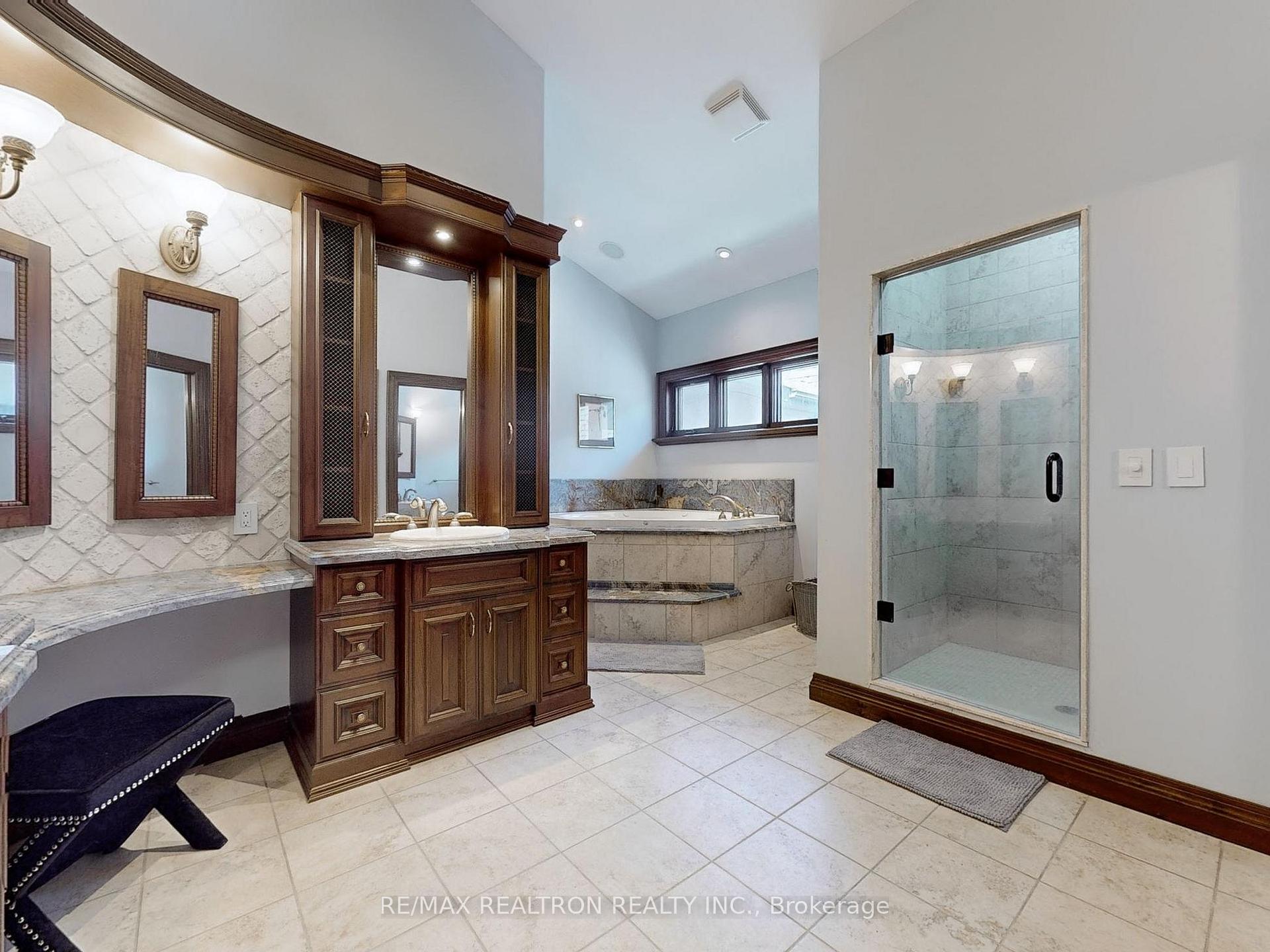 Photo 14 of 35 Kempenfelt Drive, Barrie, City Centre — HOMEH