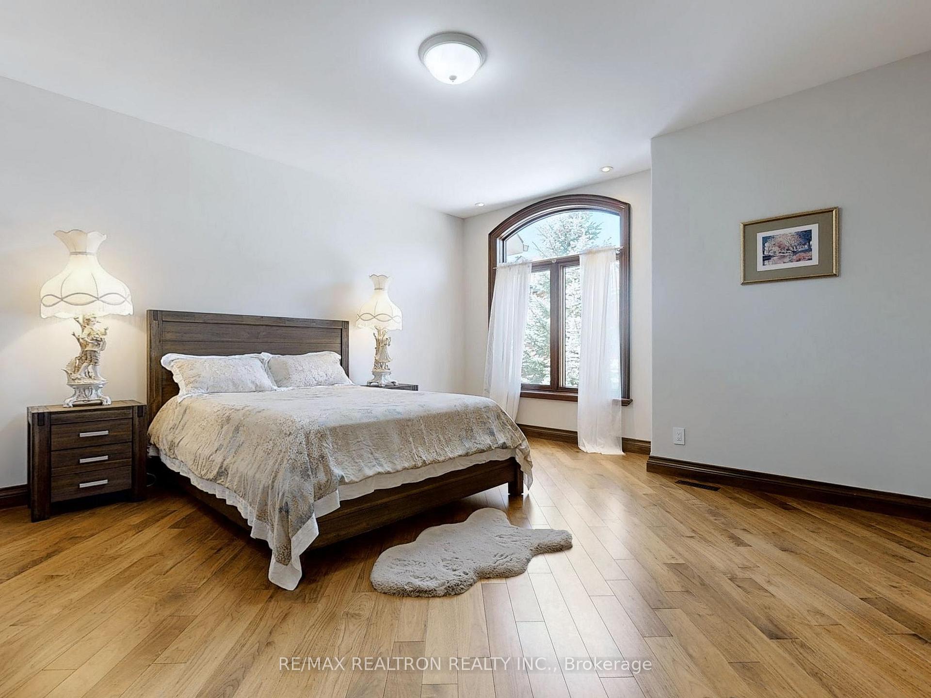 Photo 16 of 35 Kempenfelt Drive, Barrie, City Centre — HOMEH
