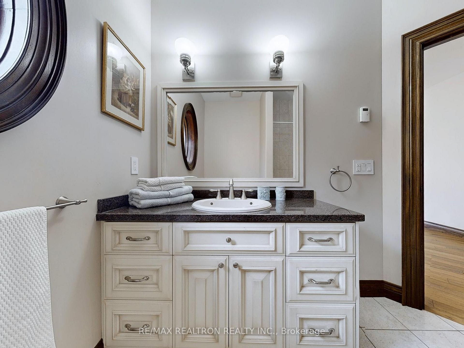 Photo 17 of 35 Kempenfelt Drive, Barrie, City Centre — HOMEH
