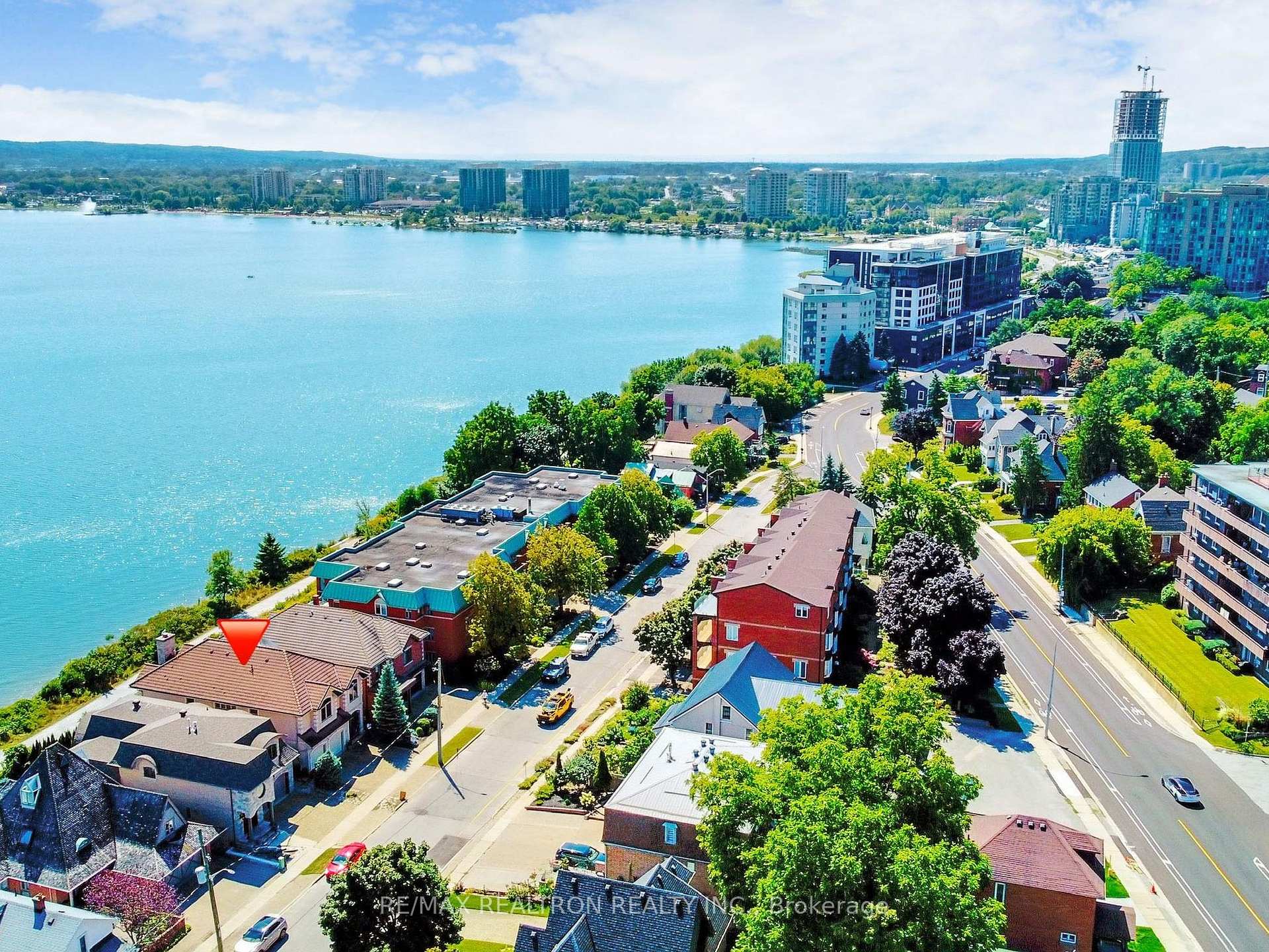 Photo 32 of 35 Kempenfelt Drive, Barrie, City Centre — HOMEH