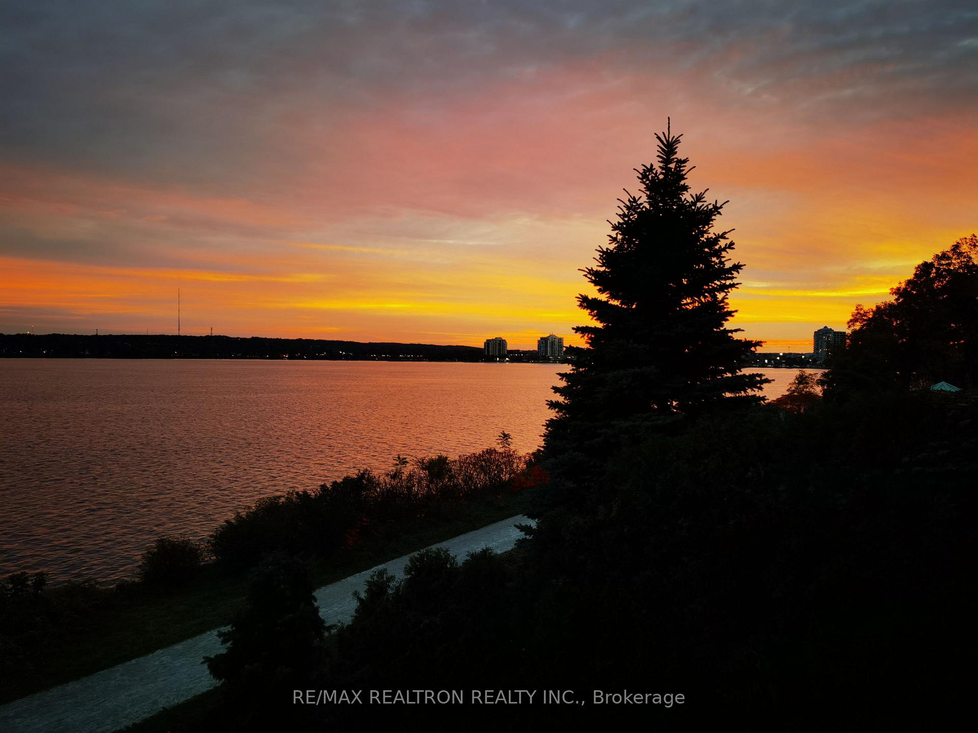 Photo 33 of 35 Kempenfelt Drive, Barrie, City Centre — HOMEH